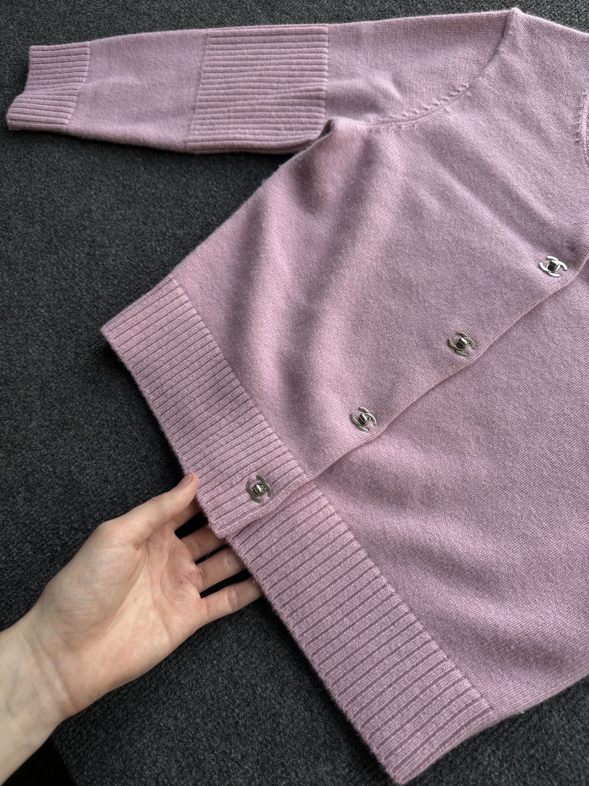 Chanel F/W 24 🚨 CASHMERE CHANEL 24B PINK CARDIGAN METAL LOGO BUTTON Size XS / US 0-2 / IT 36-38 - 6 Thumbnail
