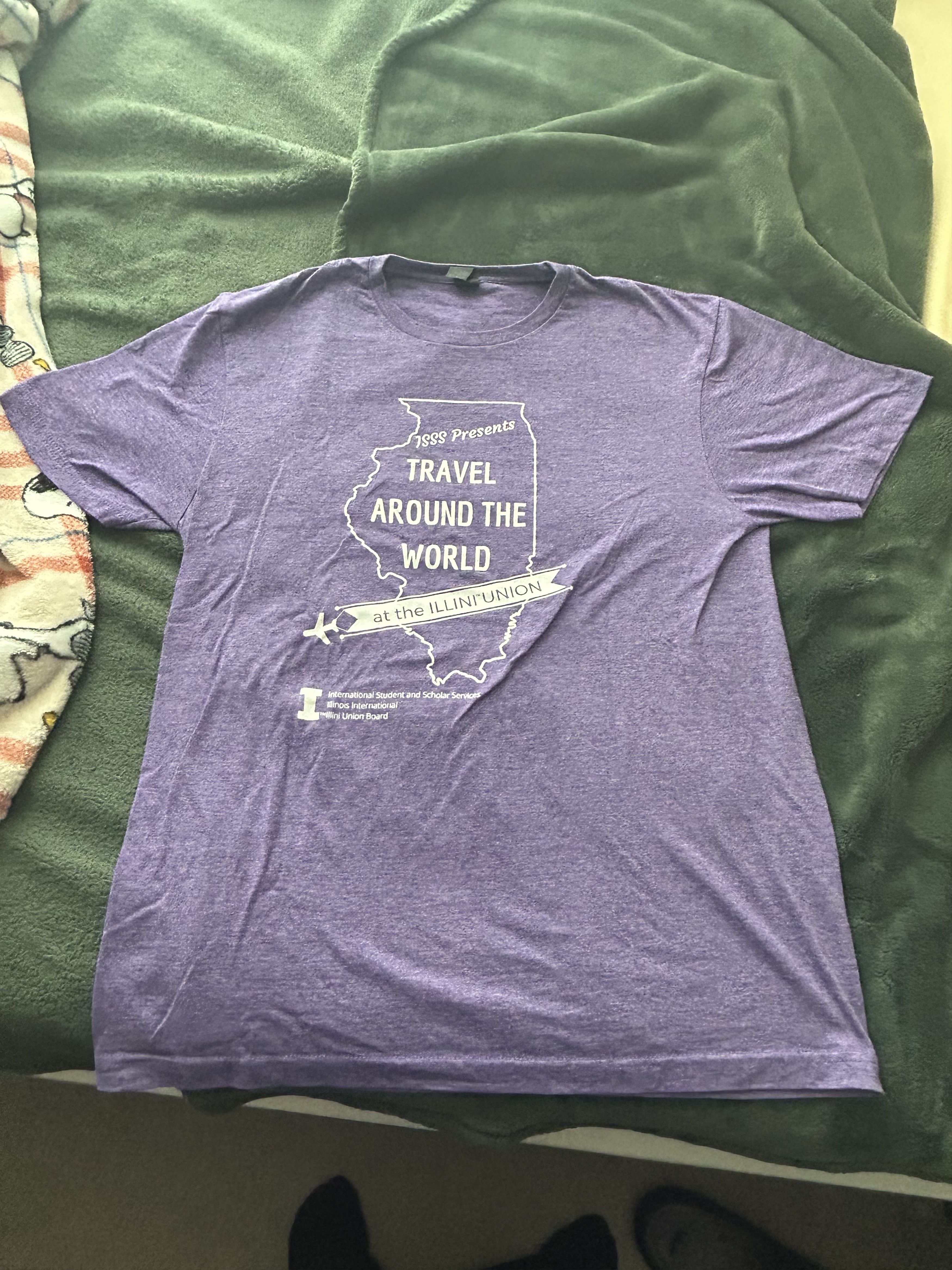 Gildan Gildan “TRAVEL AROUND THE WORLD" purple Illinois T-shirt. Size M / US 6-8 / IT 42-44 - 1 Thumbnail