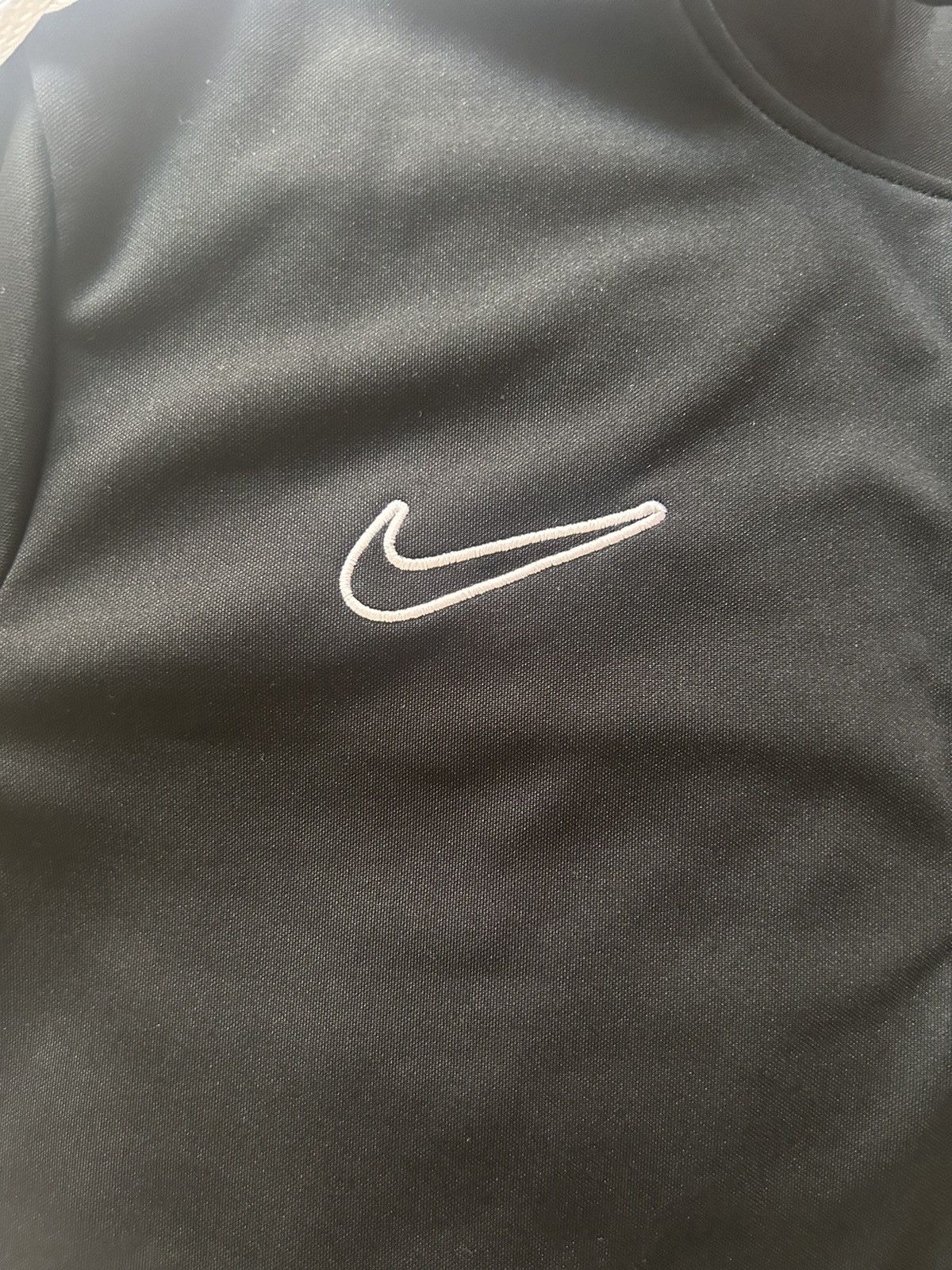 Nike Dri fit black and white top Size US L / EU 52-54 / 3 - 4 Thumbnail