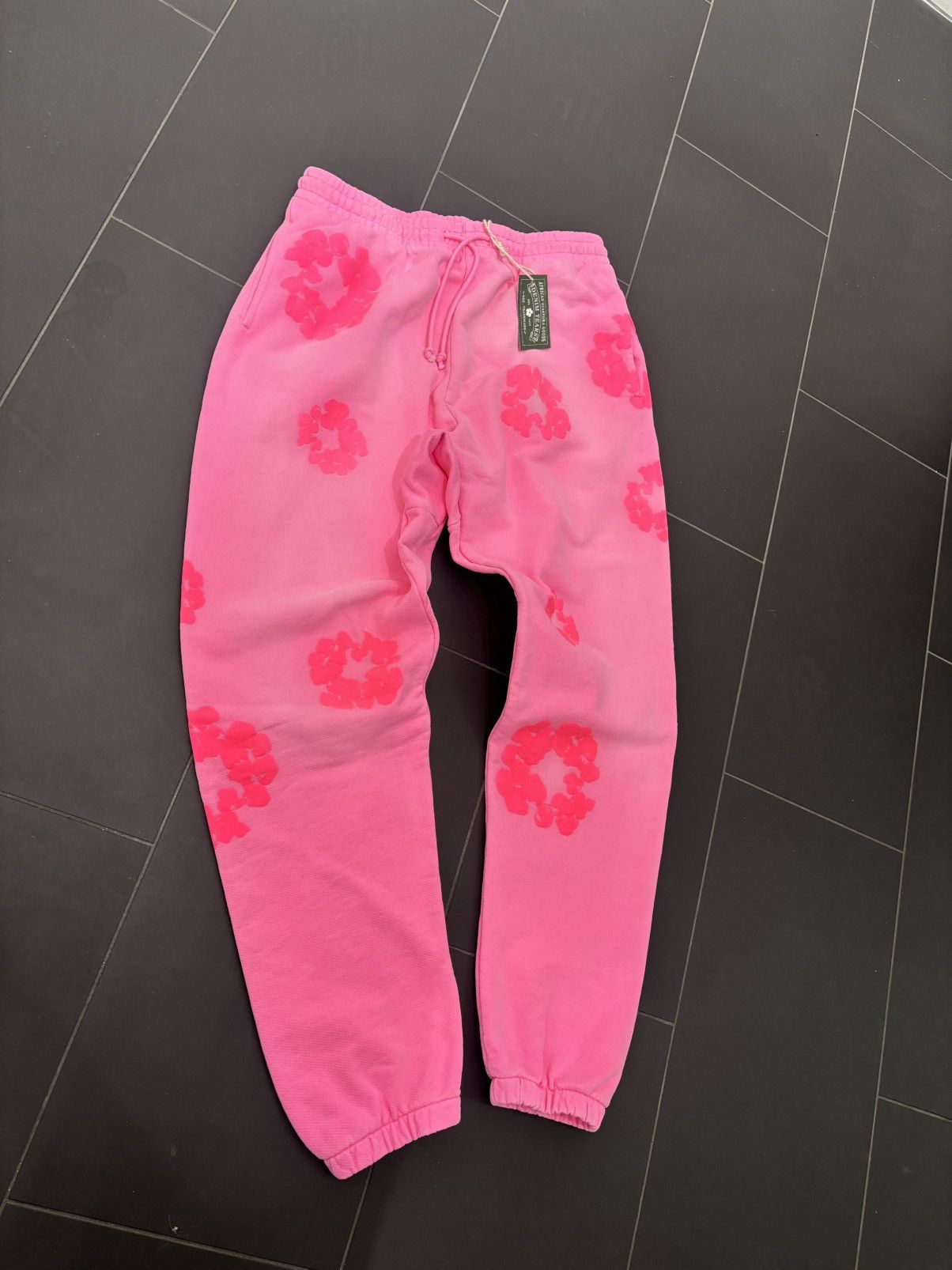 DENIM TEARS Denim Tears Mono Cotton Wreath Sweatpants ‘Pink’ Size US 32 / EU 48 - 1 Thumbnail