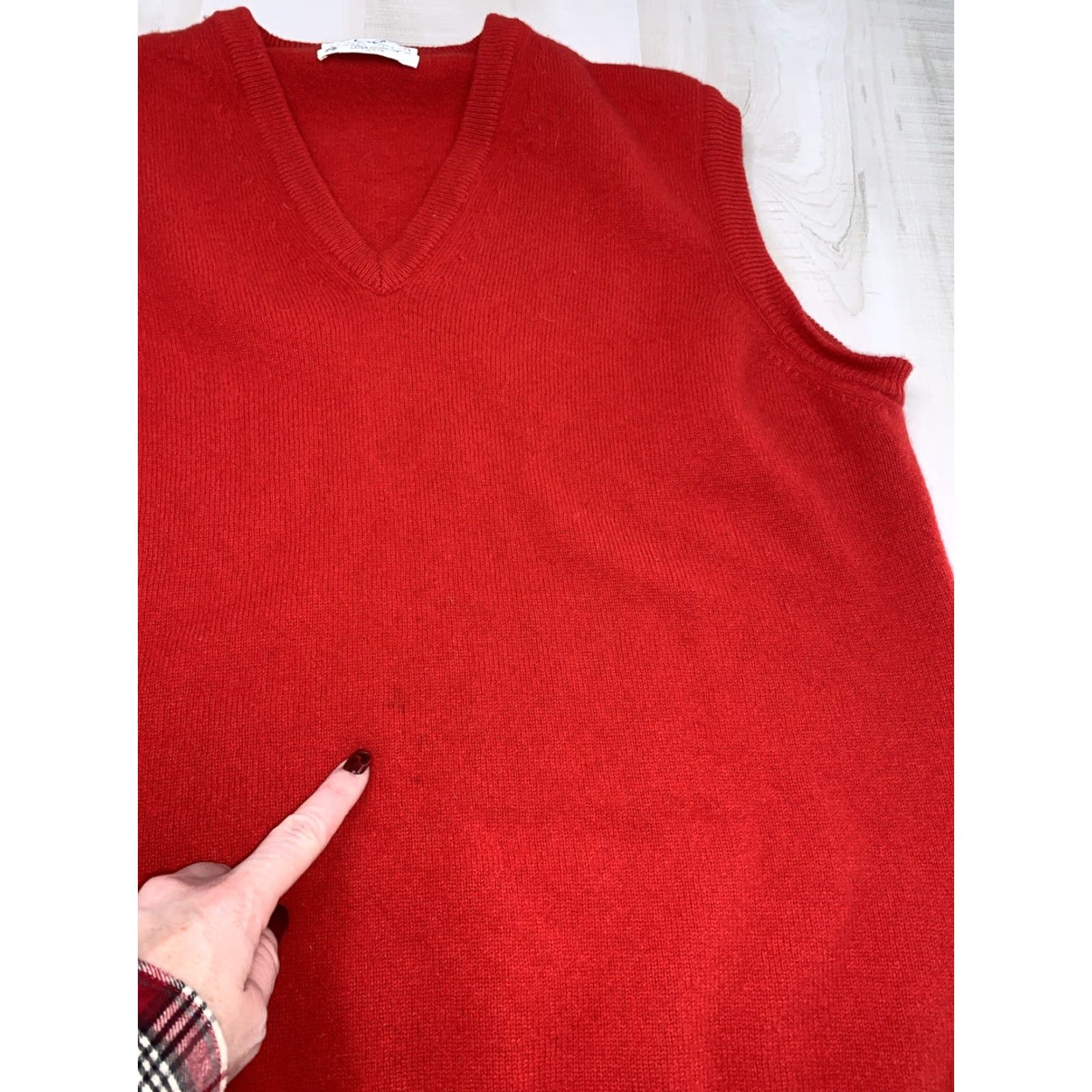 Vintage VINTAGE Lord Jeff Vest Shirt 100% Virgin Australian Lambswool Red Large USA Mens 70s 80s KnIT Sleeveless V-Neck Solid Size US L / EU 52-54 / 3 - 6 Thumbnail