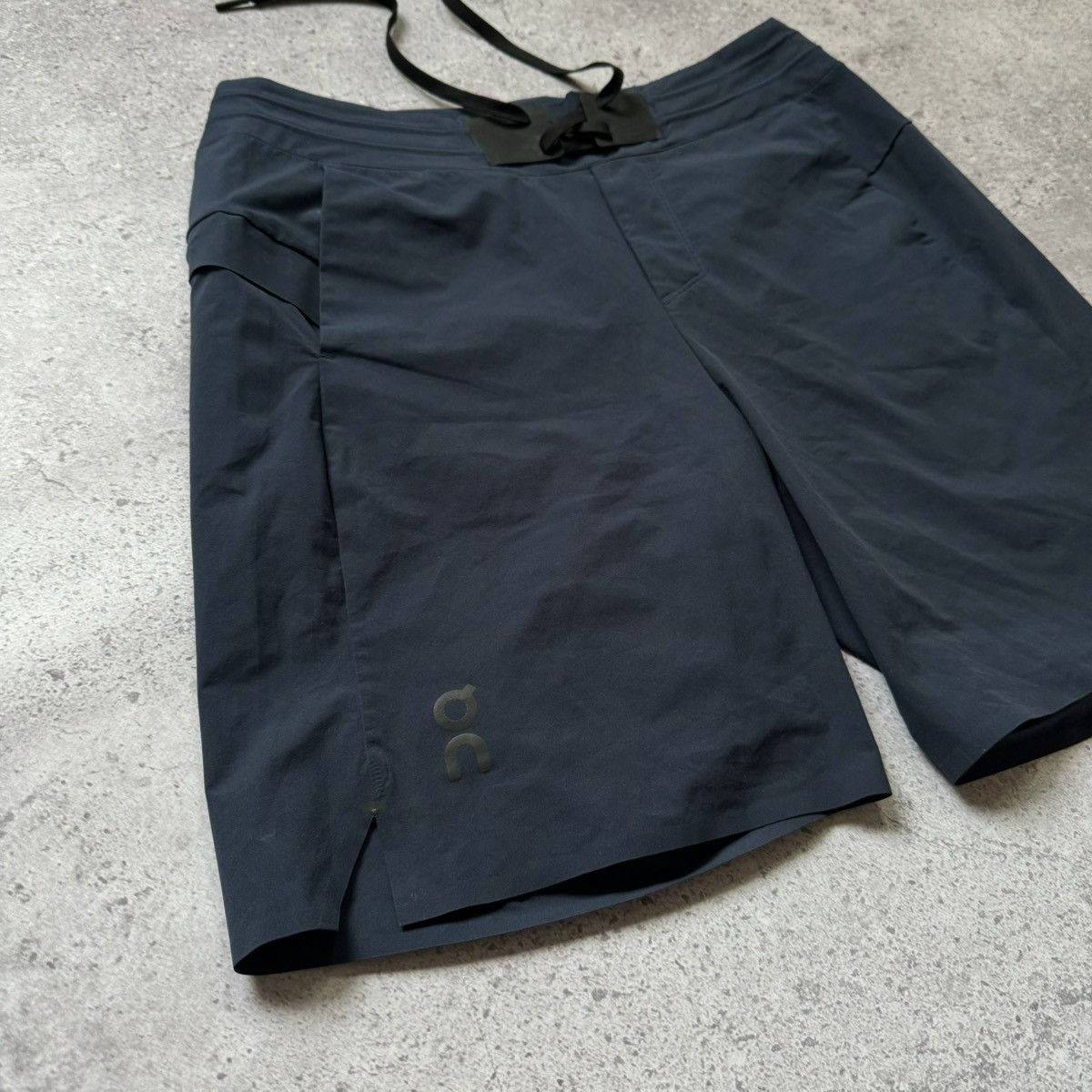 On On Cloud Hybrid Shorts Quick Dry Running Gear Solid Black Size US 30 / EU 46 - 2 Thumbnail