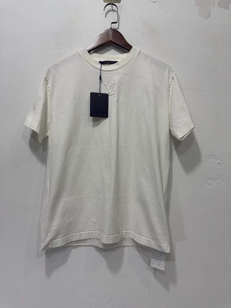 Louis Vuitton Louis Vuitton White Embossed Short Sleeve T-shirt Size US S / EU 44-46 / 1 - 1 Thumbnail