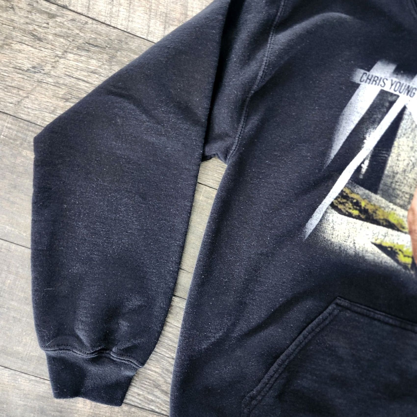 Gildan VINTAGE Chris Young 2015 I'm Coming Over Hoodie Sweatshirt Black Size S Mens Regular Pullover Knit Cotton Polyester Graphic Print Country Rare Size US S / EU 44-46 / 1 - 6 Thumbnail