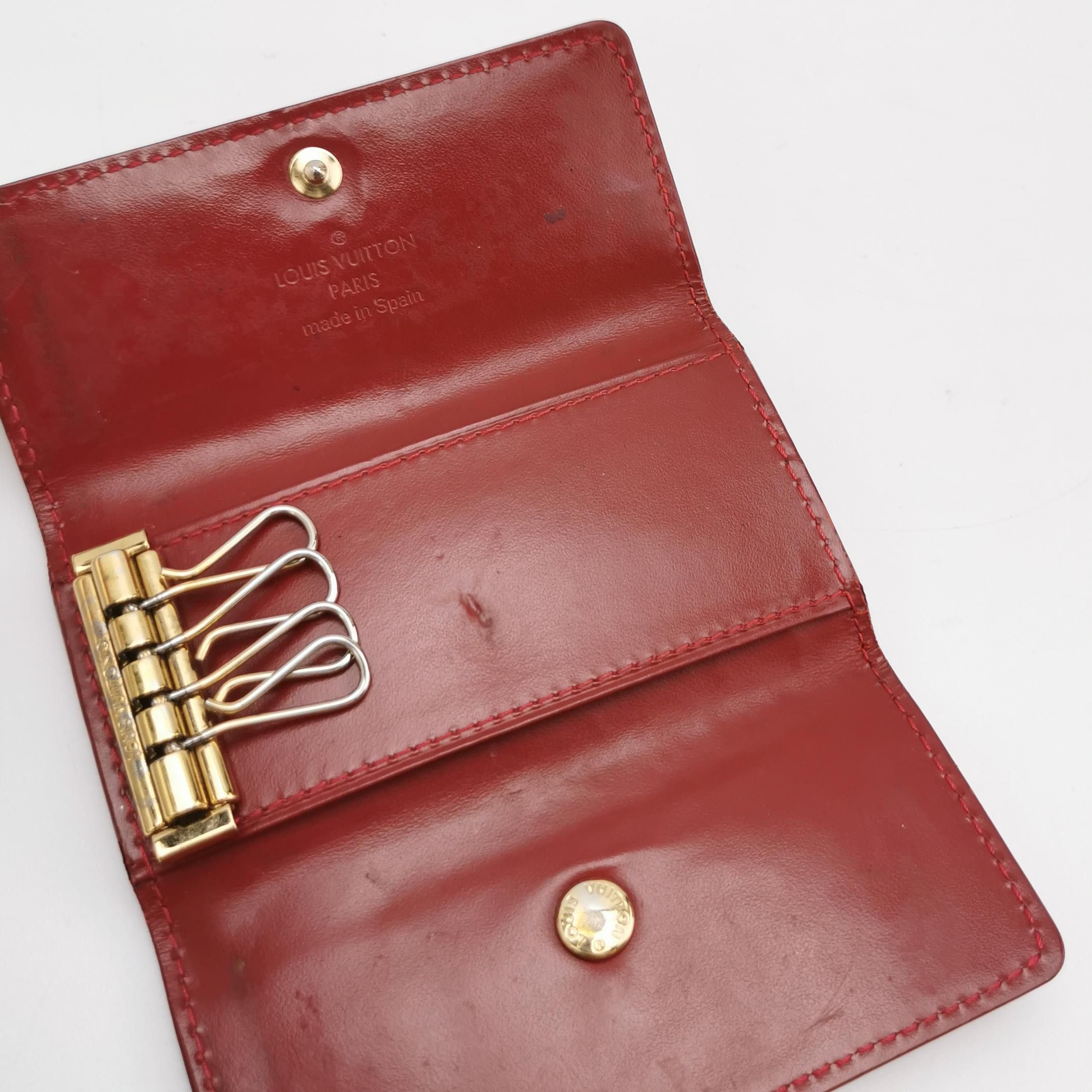 Louis Vuitton Louis Vuitton (LV) Patent leather solid color logo embossed Size ONE SIZE - 2 Thumbnail