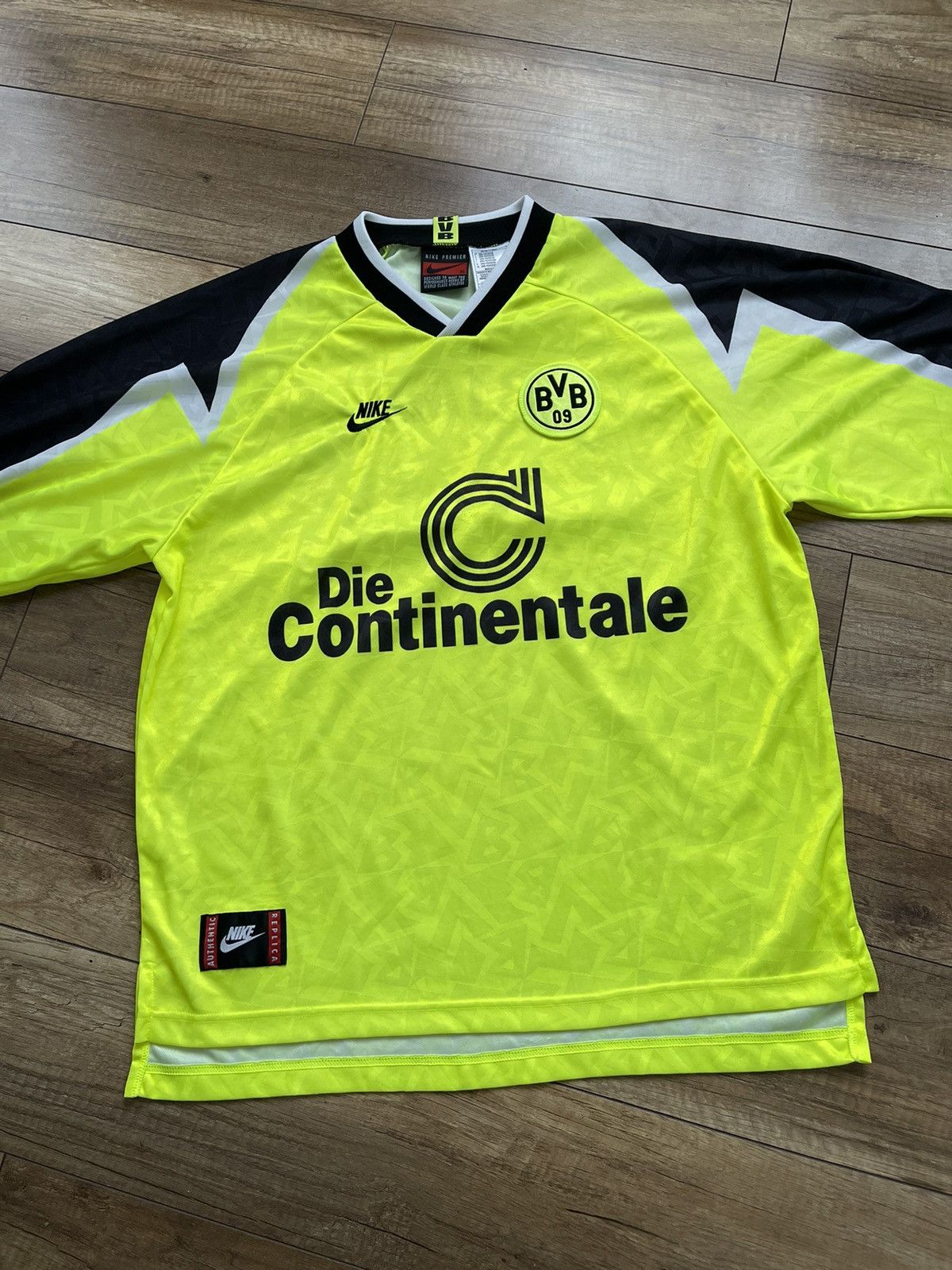Nike 1995/1996 Nike Borussia Dortmund Vintage Soccer Jersey Tee Size US XL / EU 56 / 4 - 5 Thumbnail