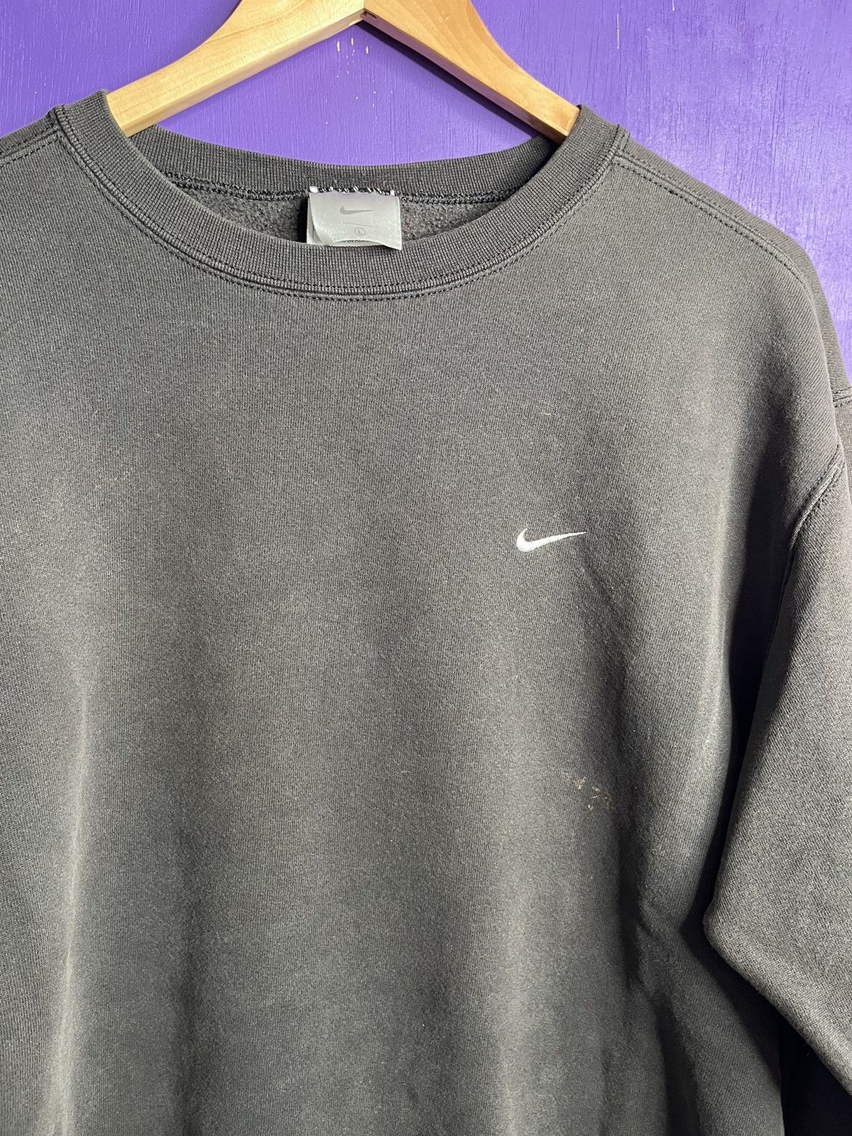 Nike × Vintage Vintage 00s Nike simple swoosh faded black crewneck Size US L / EU 52-54 / 3 - 3 Thumbnail
