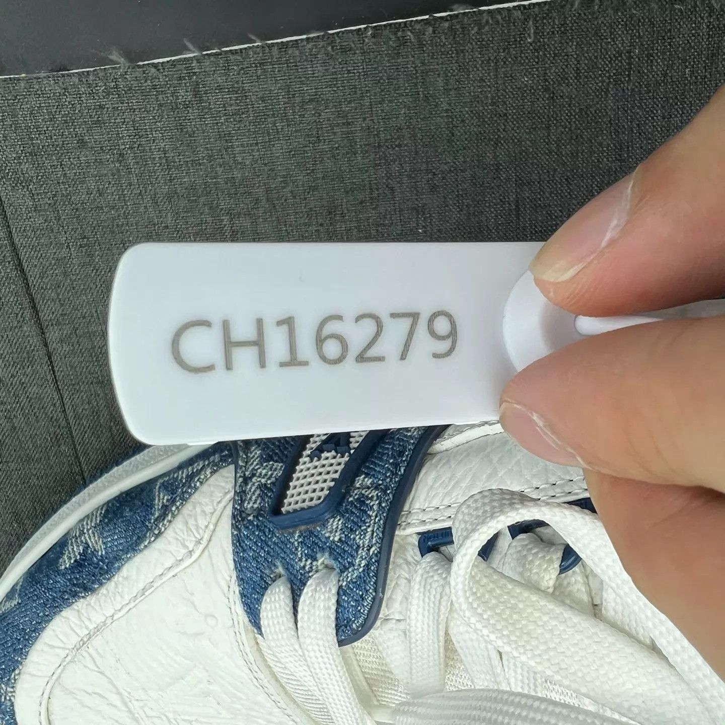 Louis Vuitton lv trainer white blue denim 9 original box Size US 10 / EU 43 - 9 Thumbnail