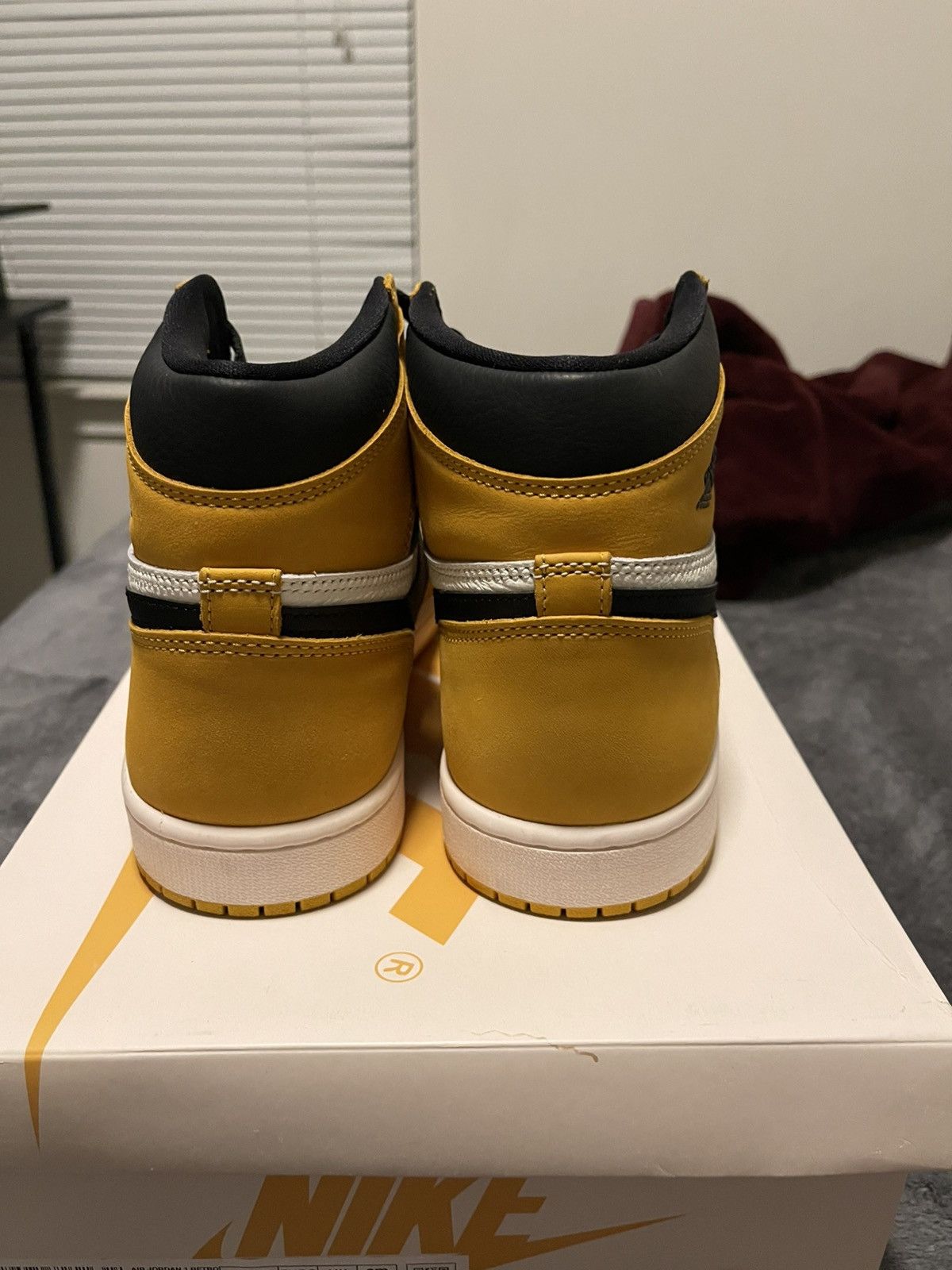 Nike AIR JORDAN 1 RETRO HIGH OG "YELLOW OCHRE" Size US 8.5 / EU 41-42 - 4 Thumbnail