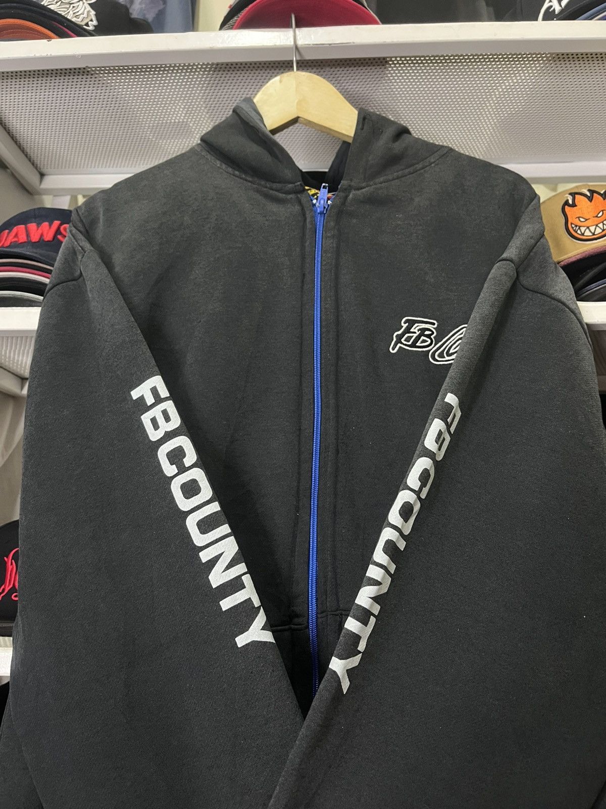Vintage Vintage FB COUNTRY Embroidered Hoodie Sweatshirt Size US XL / EU 56 / 4 - 5 Thumbnail