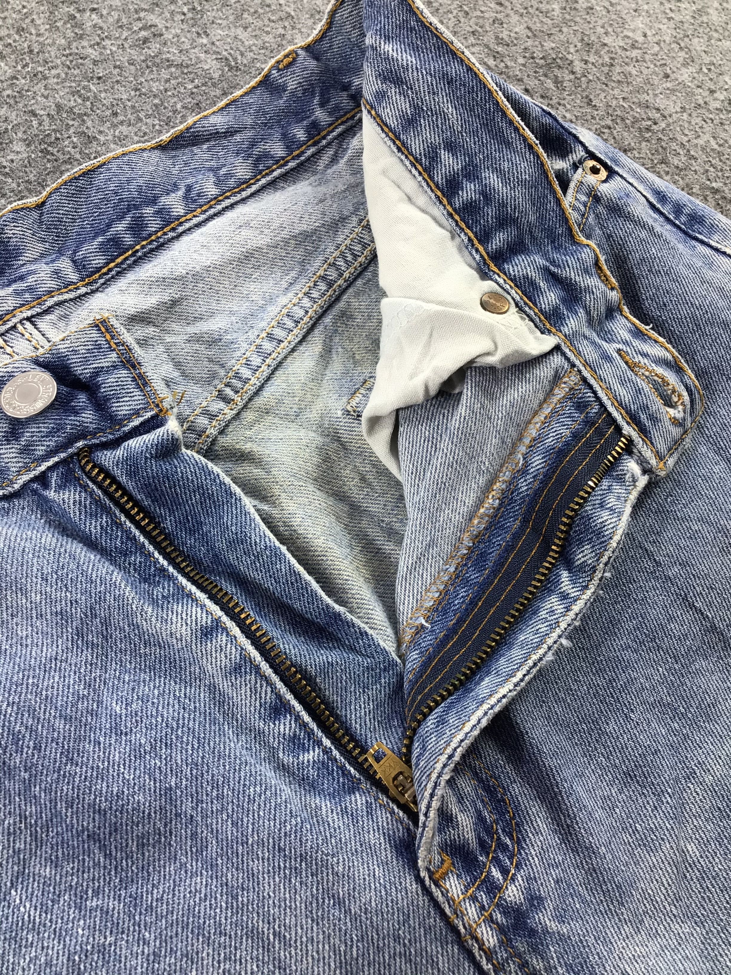 Levi's Vintage Levis 505 Jeans Medium Wash Denim KJ225 Size US 31 - 8 Thumbnail