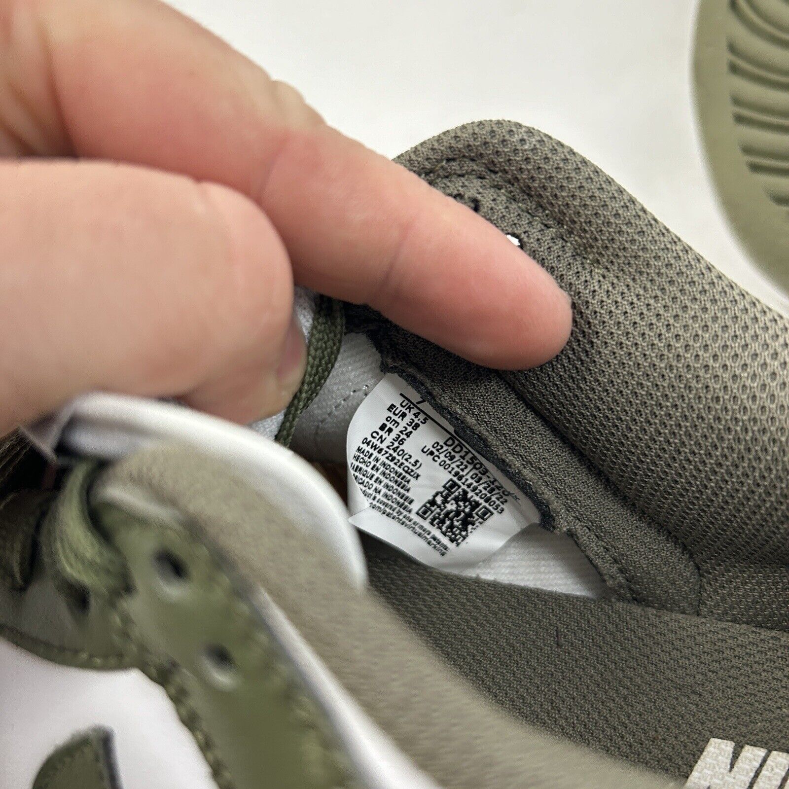 Nike Nike Dunk Low WMNS “Medium Olive/Green White” 2024 Size US 7 / IT 37 - 7 Thumbnail