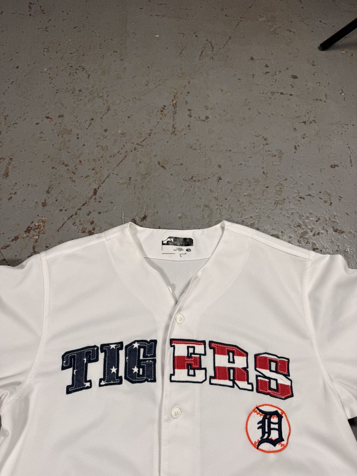 MLB Vintage Tigers American Flag Baseball Jersey Size US L / EU 52-54 / 3 - 4 Thumbnail