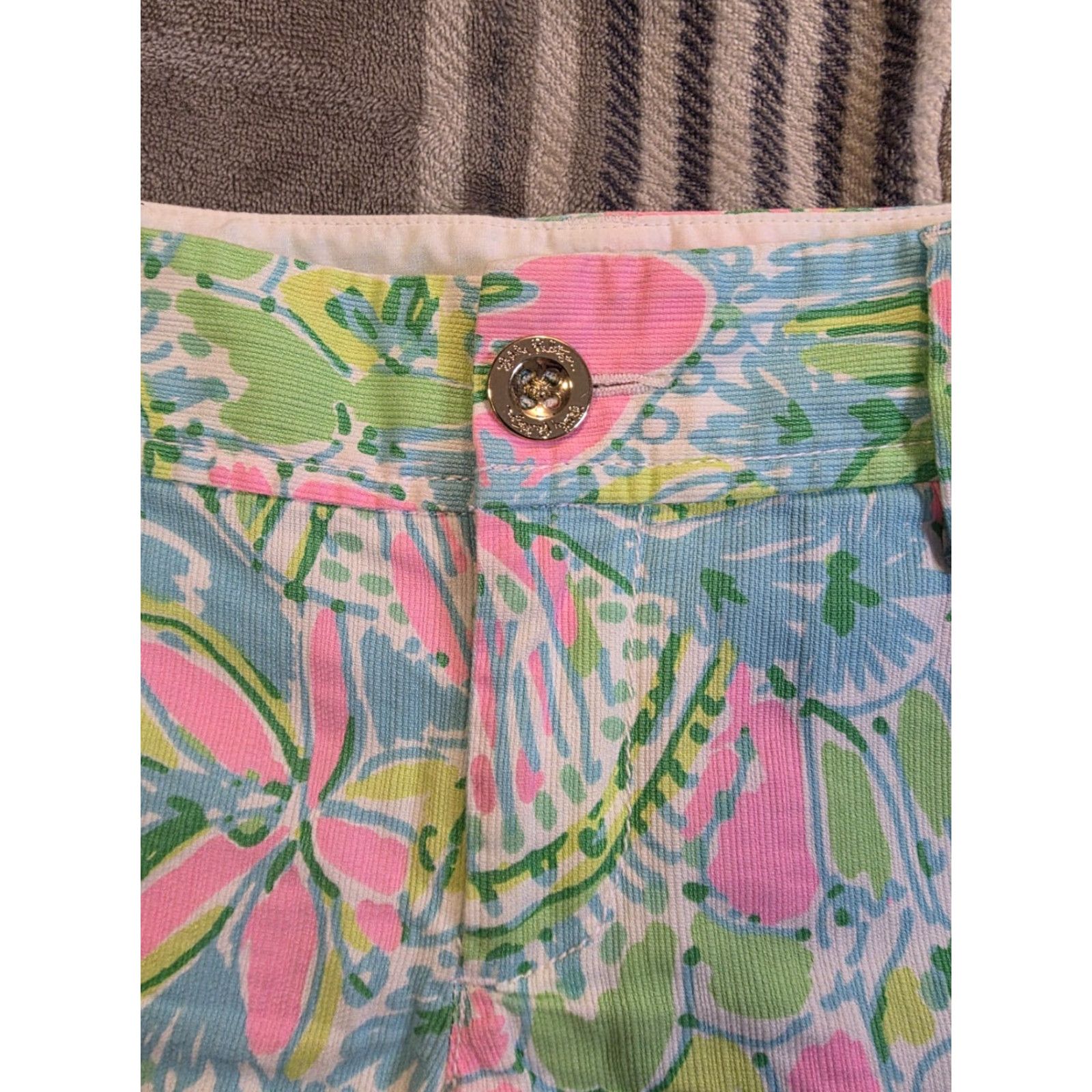 Lilly Pulitzer VINTAGE Lilly Pulitzer The Walsh Shorts Floral Green & Pink 3" Inseam Women's Size 2 Size 26" / US 2 / IT 38 - 4 Thumbnail