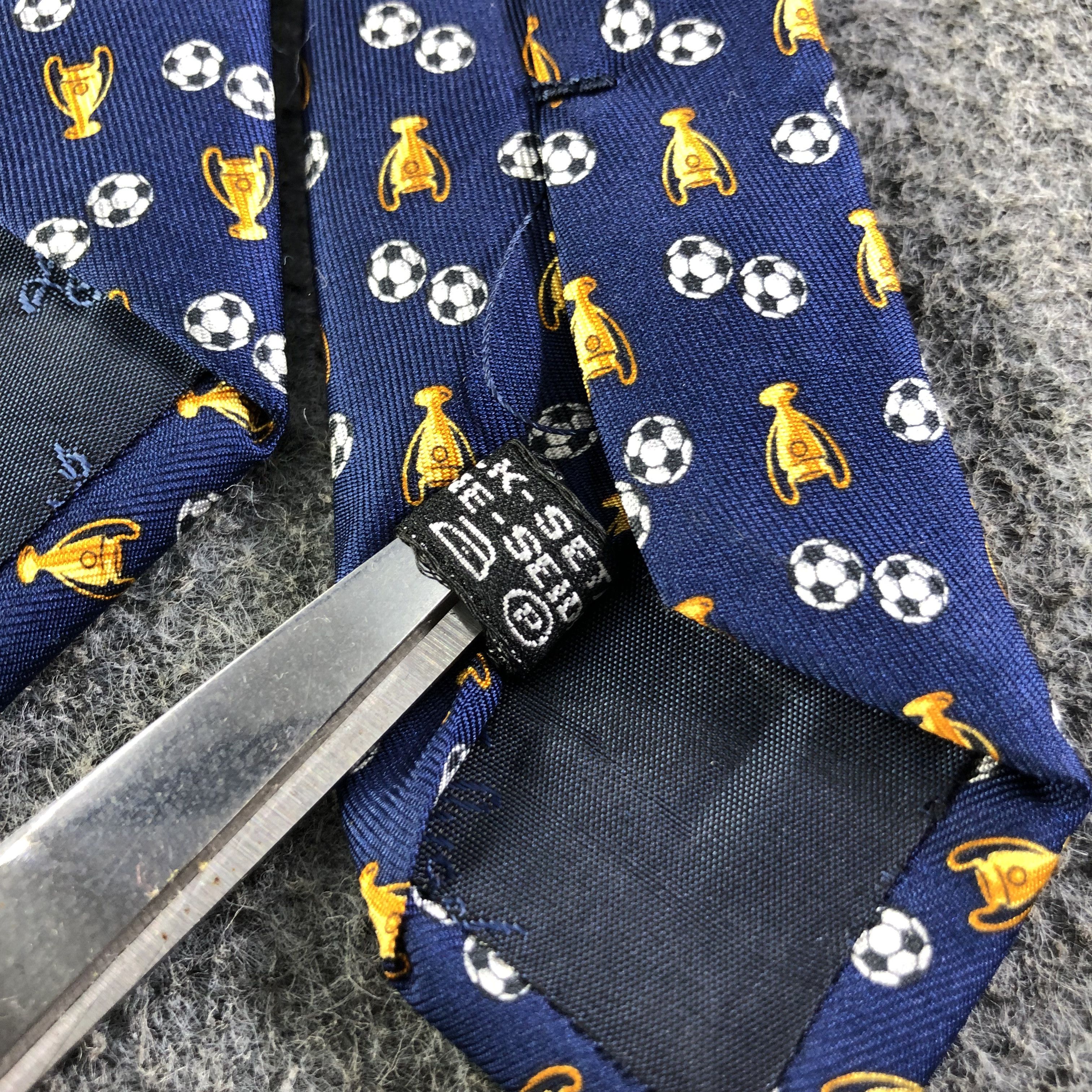 Salvatore Ferragamo × Vintage Salvatore Ferragamo Football Silk Neck Tie T118 Size ONE SIZE - 7 Thumbnail