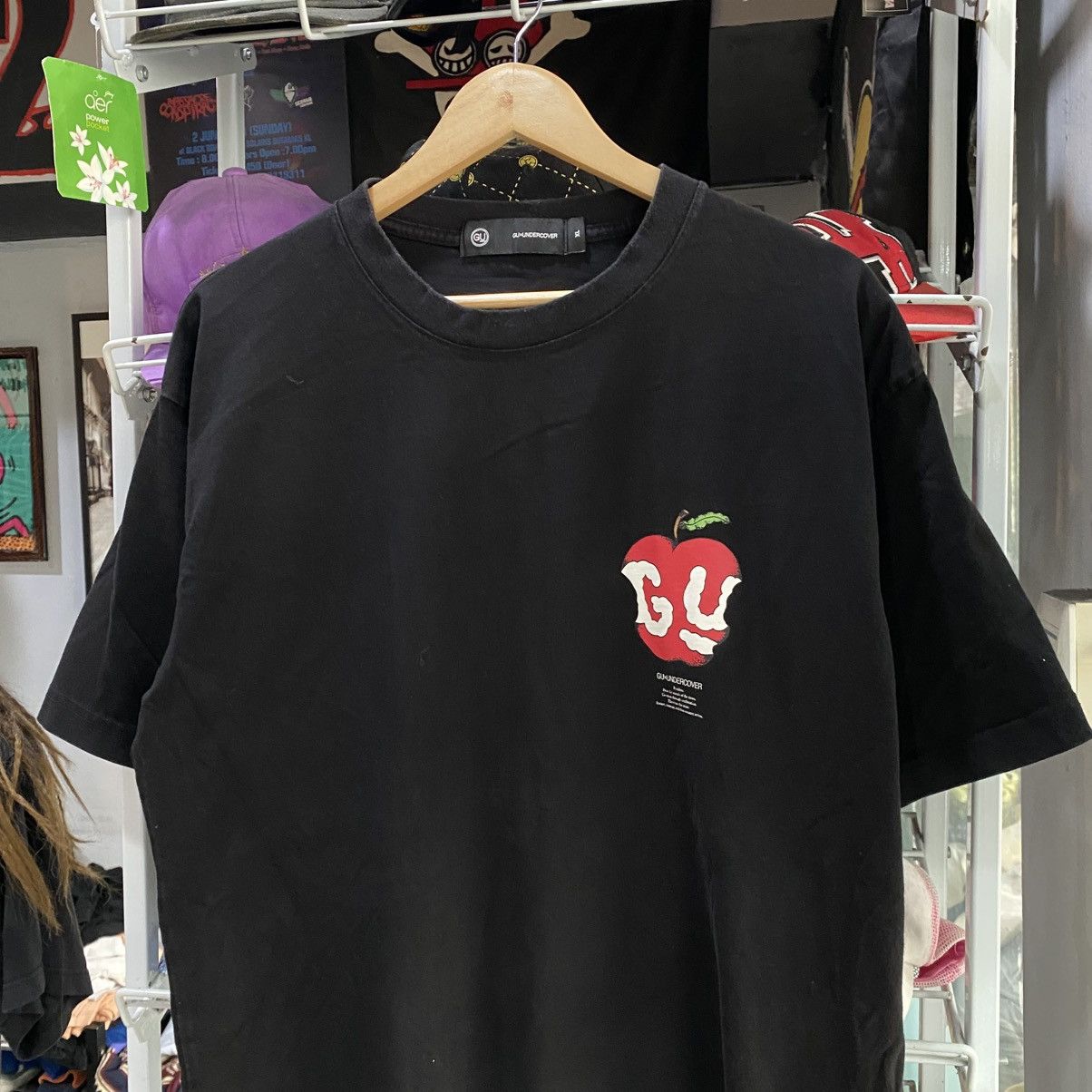 Jun Takahashi × Undercover Undercover × GU Apple Tee Black Size US XL / EU 56 / 4 - 3 Thumbnail