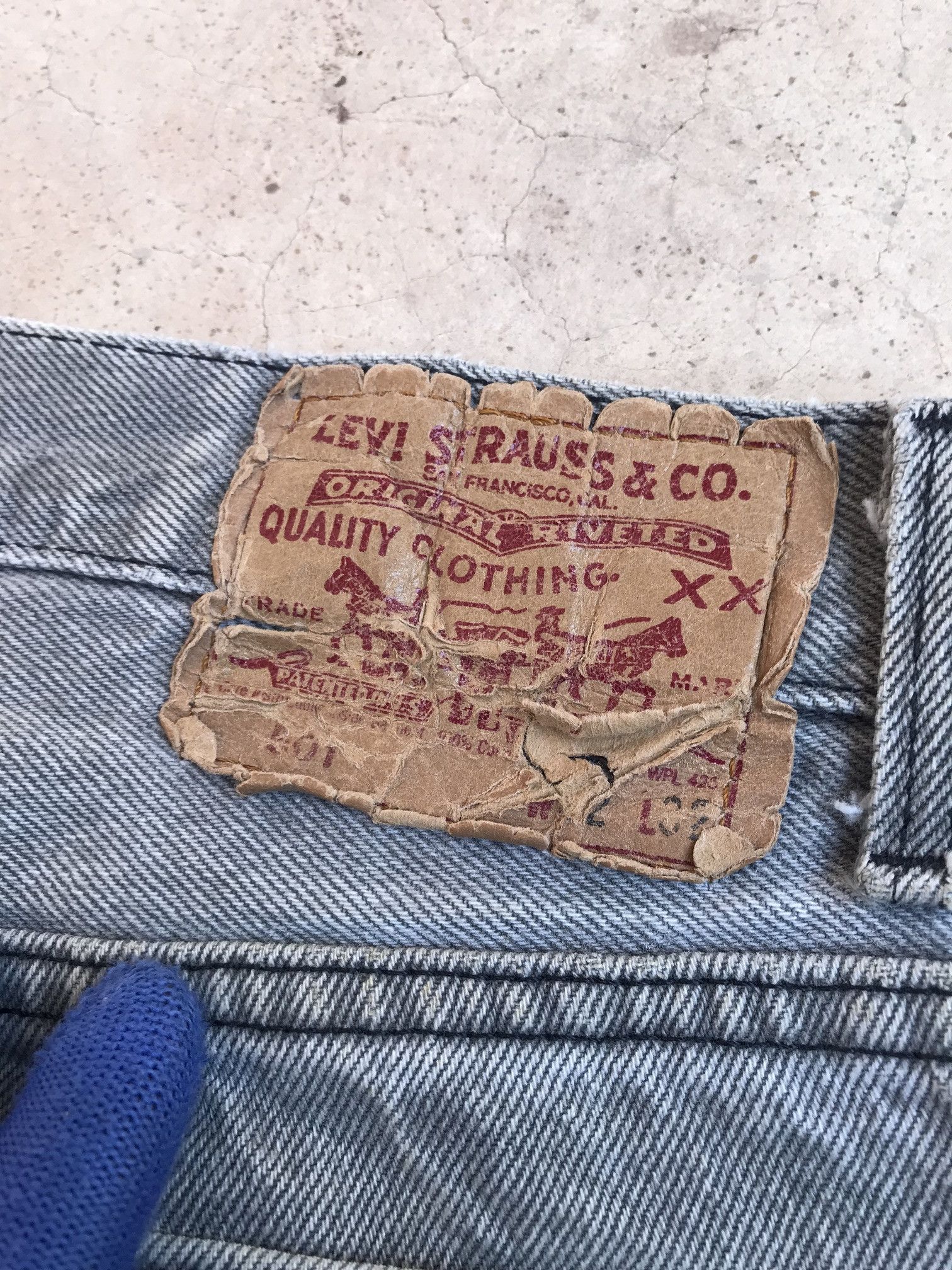 Levi's × Vintage Vintage Levis 501 dirty distressed faded black jean Size US 30 / EU 46 - 9 Thumbnail