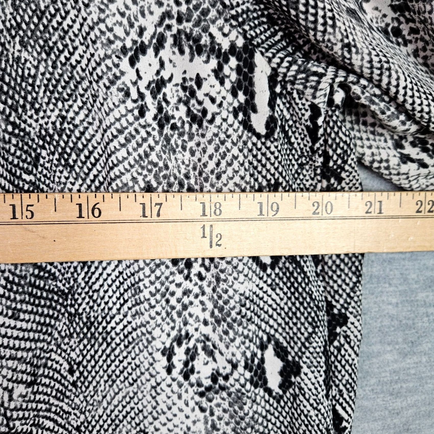 J.Crew J.Crew Blouse Women's Snake Print Button Front Lightweight Black White Multicolor Small S Shirt Top Casual Everyday Modern Regular Fit Size S / US 4 / IT 40 - 5 Thumbnail