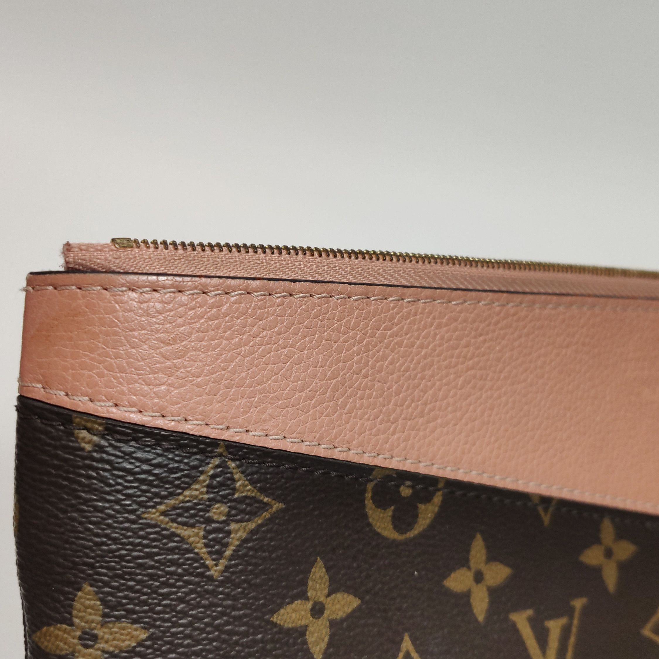 Louis Vuitton Louis Vuitton (LV) Daily leather color matching letter logo Size ONE SIZE - 8 Thumbnail