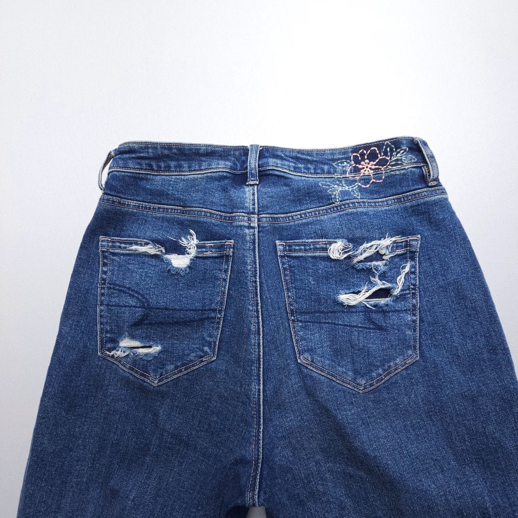 American Eagle Outfitters VINTAGE American Eagle Outfitters Mom Jeans Size 6 Distressed High Rise Dark Wash Floral Logo Blue Denim 90s Womens Jeans Size 28" / US 6 / IT 42 - 3 Thumbnail