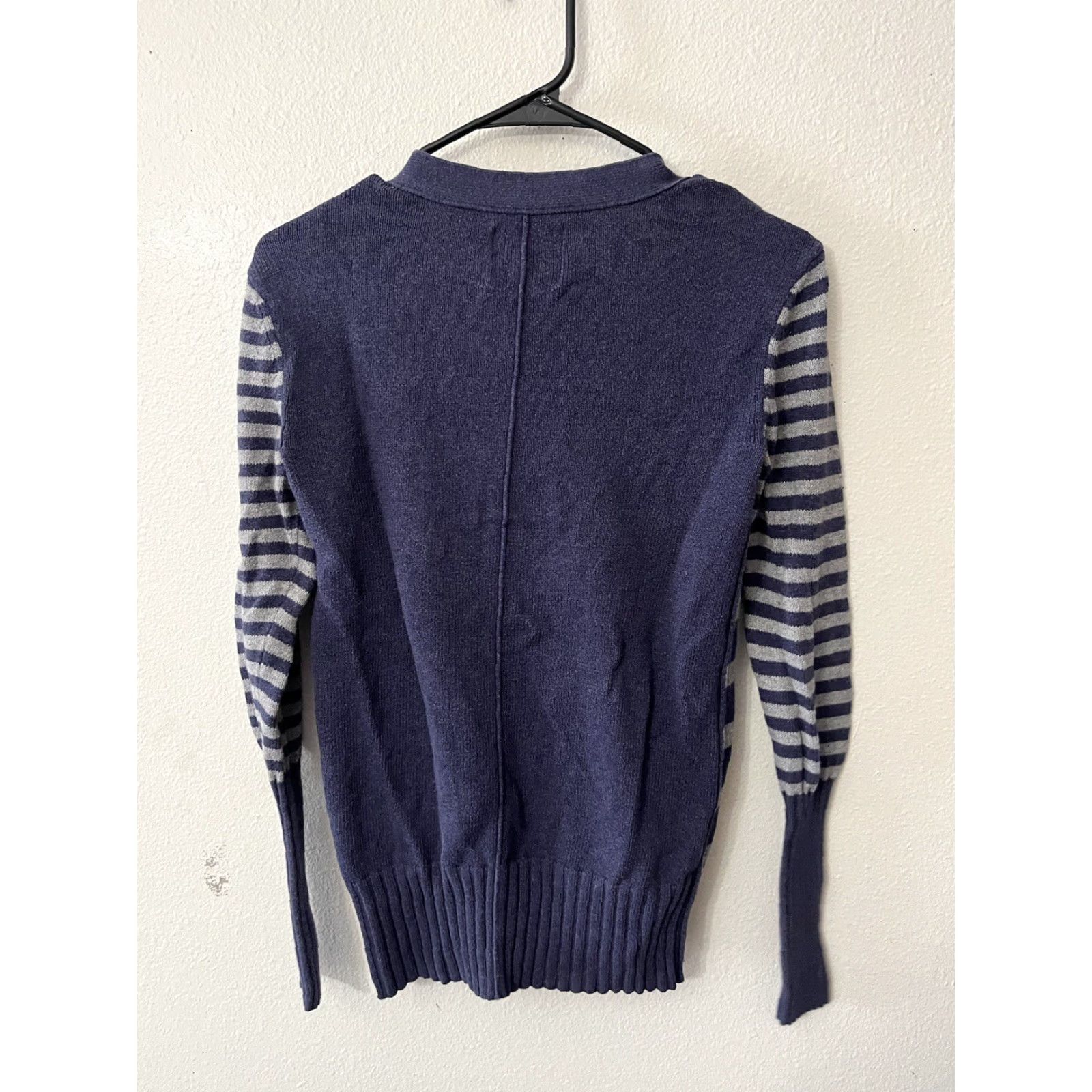 American Eagle Outfitters VINTAGE American Eagle Cardigan Sweater Womens Size Small Navy/Gray Button Front Stripe Size S / US 4 / IT 40 - 3 Thumbnail