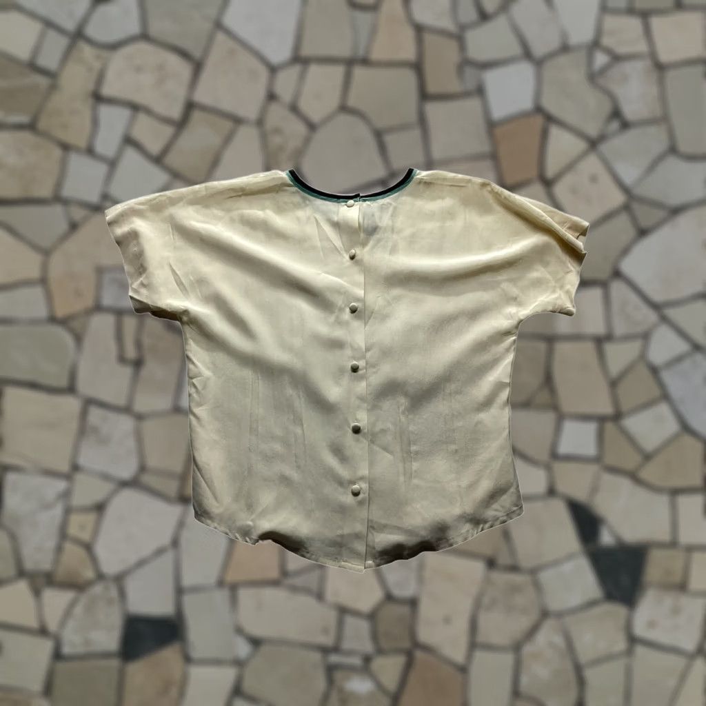 Vintage VINTAGE Casual Corner Silk Blouse Women Small Beige 100% Silk Shirts Womens Small Satin Back Buttons Good Size S / US 4 / IT 40 - 1 Thumbnail
