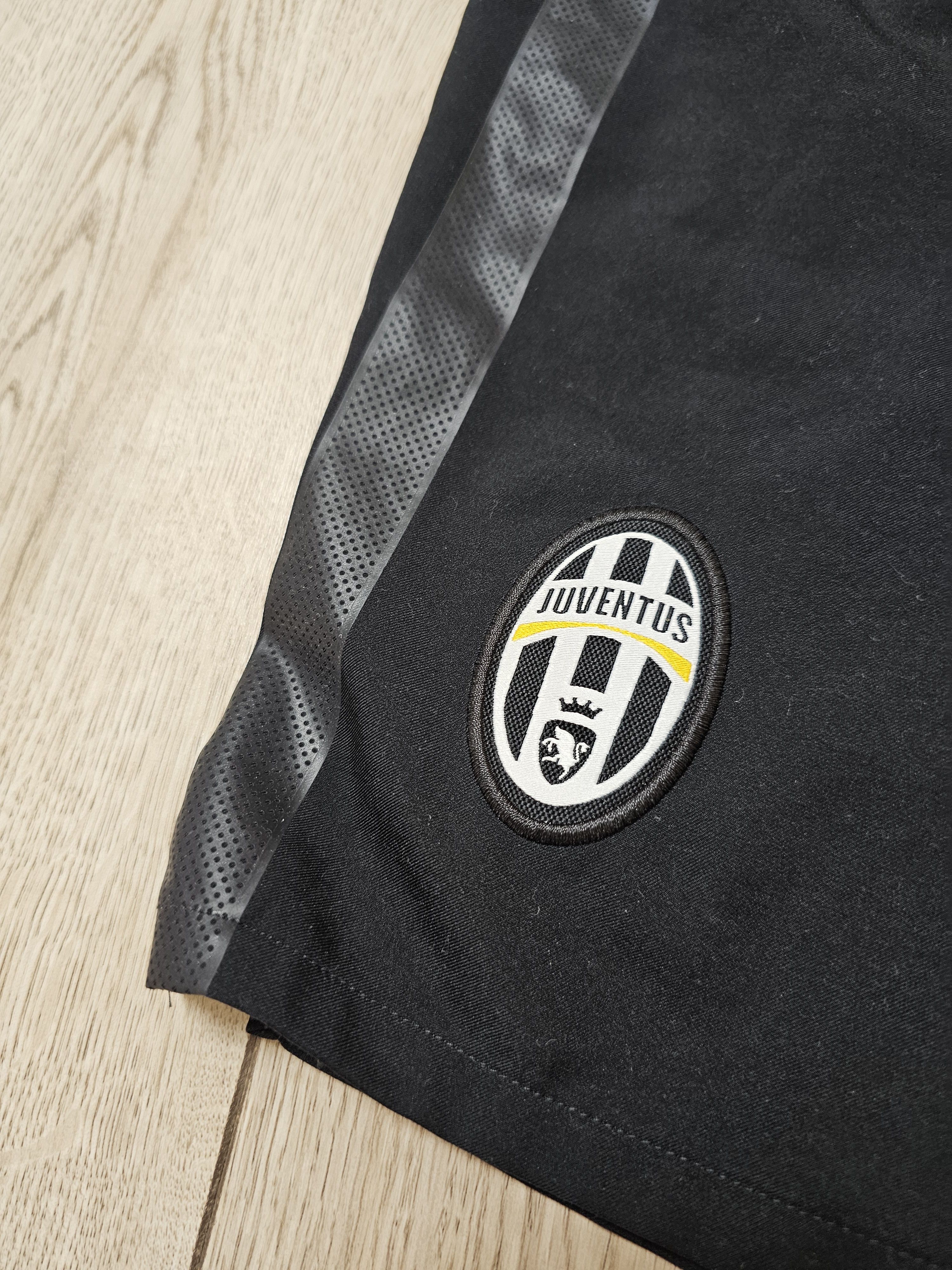 Nike JUVENTUS 2012 2013 AWAY FOOTBALL SHORTS SOCCER SHORTS Size US 30 / EU 46 - 3 Thumbnail
