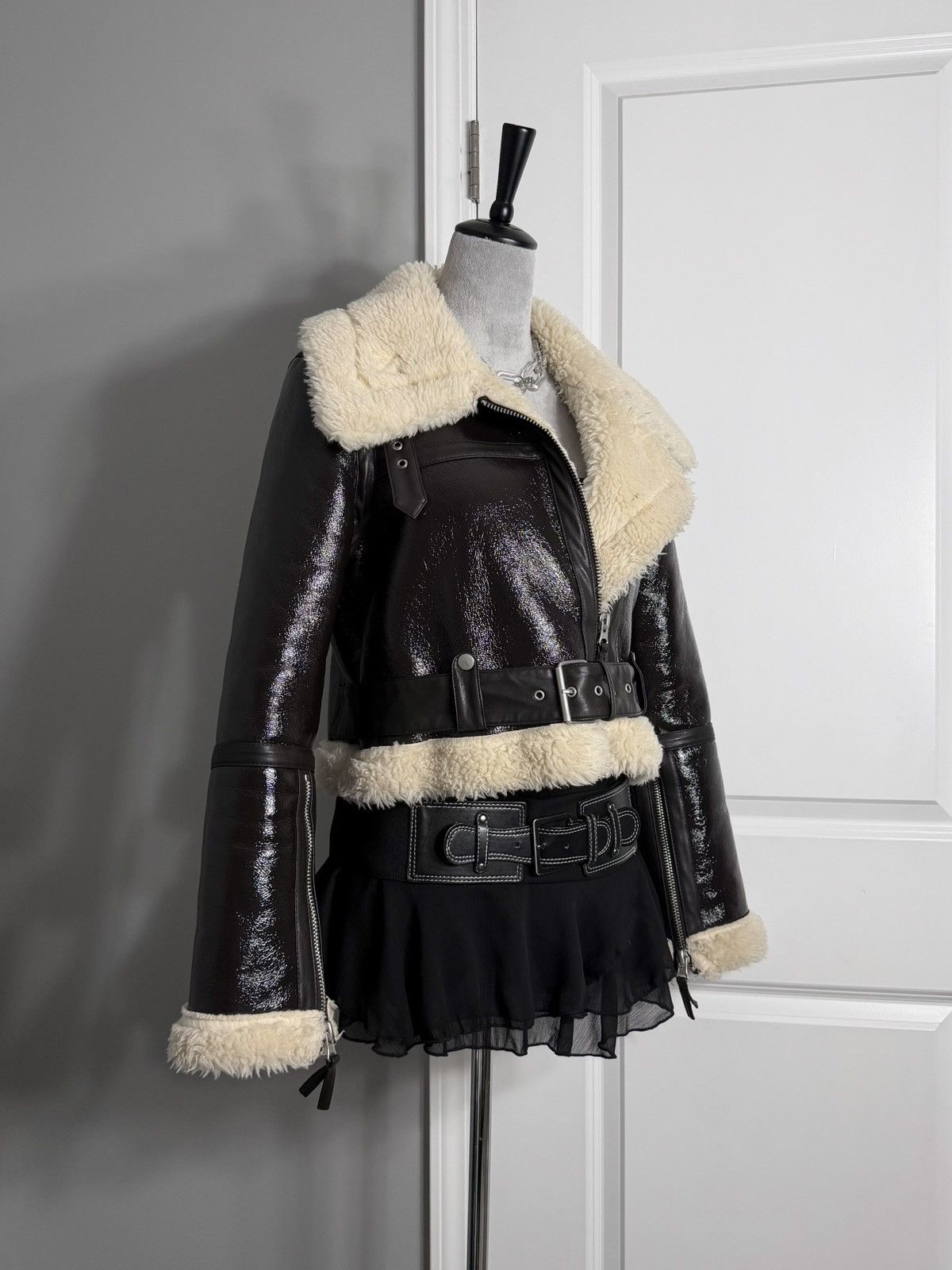 Urban Outfitters Urban Outfitters Sherpa Lined Patent Leather Aviator Jacket Size S / US 4 / IT 40 - 2 Thumbnail