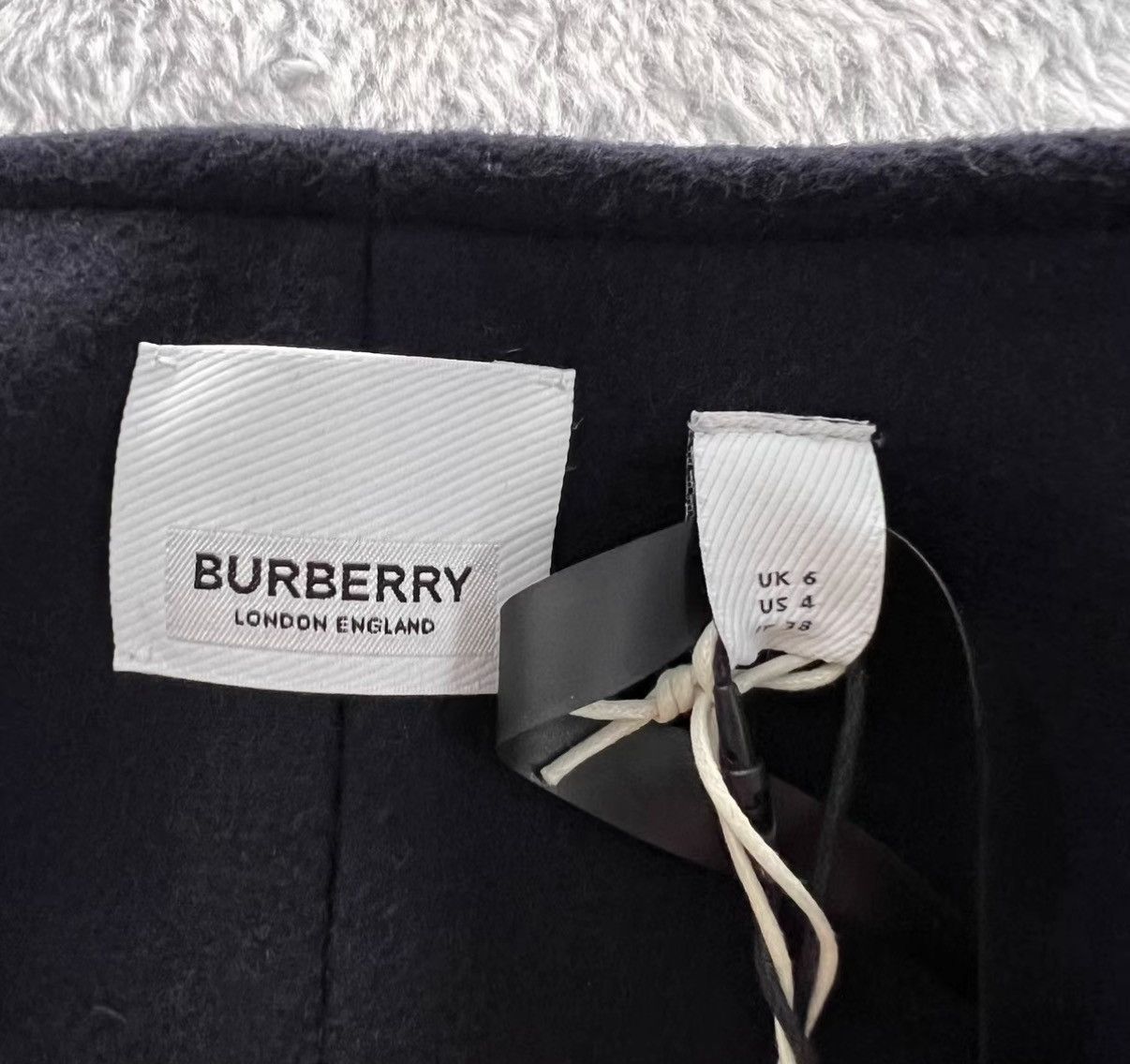 Burberry Burberry Solid Color Button Detailed Skirt J41 Size 27" / US 4 / IT 40 - 3 Thumbnail