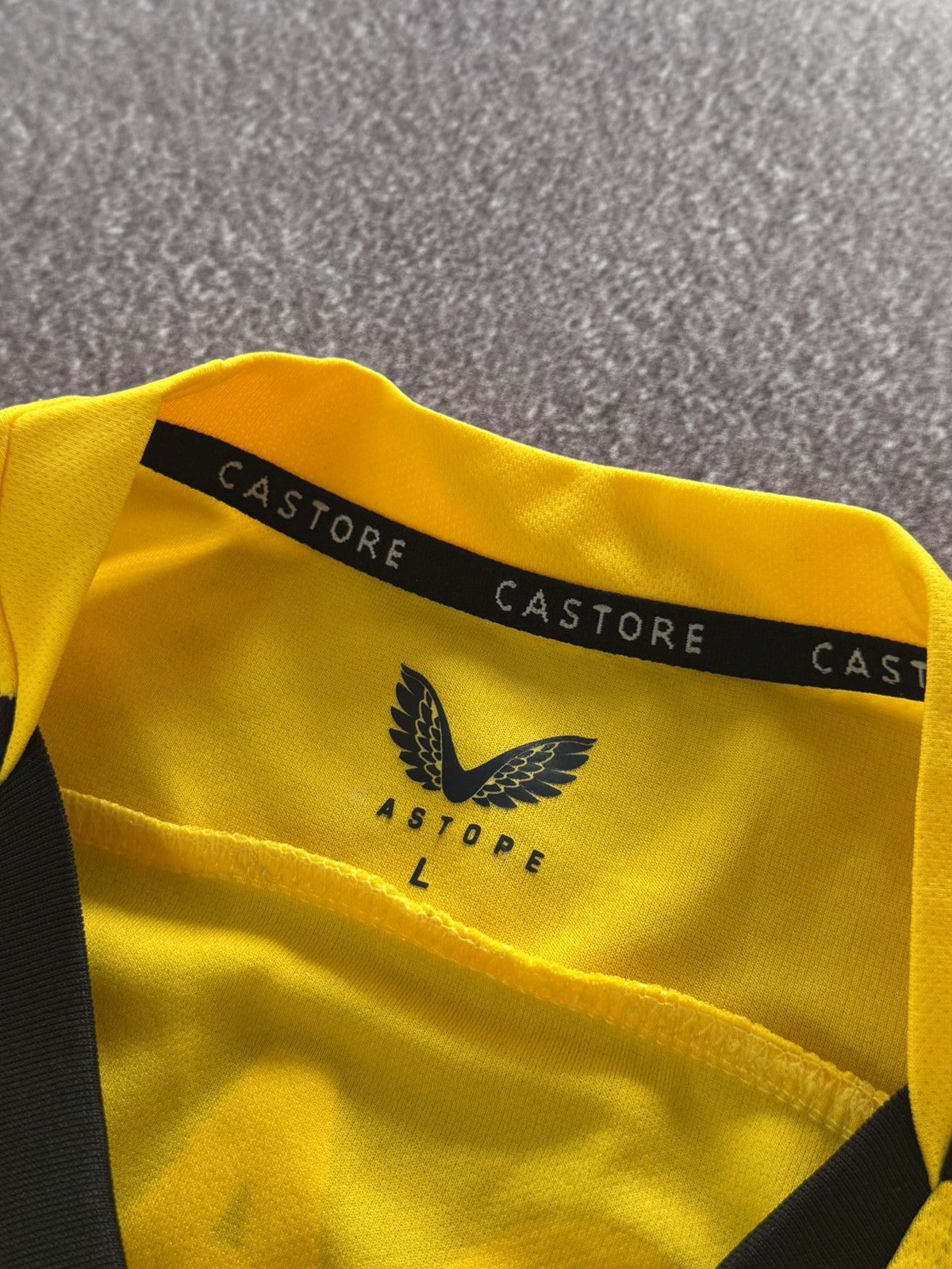 Vintage Wolves Streetwear Yellow Soccer Jersey - 2022/3 Size US L / EU 52-54 / 3 - 7 Thumbnail