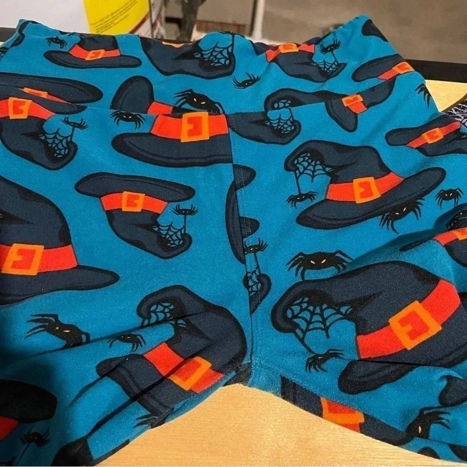 Other LULAROE HALLOWEEN Green Leggings Witches Spiders / Eyes Size 27" / US 4 / IT 40 - 9 Thumbnail