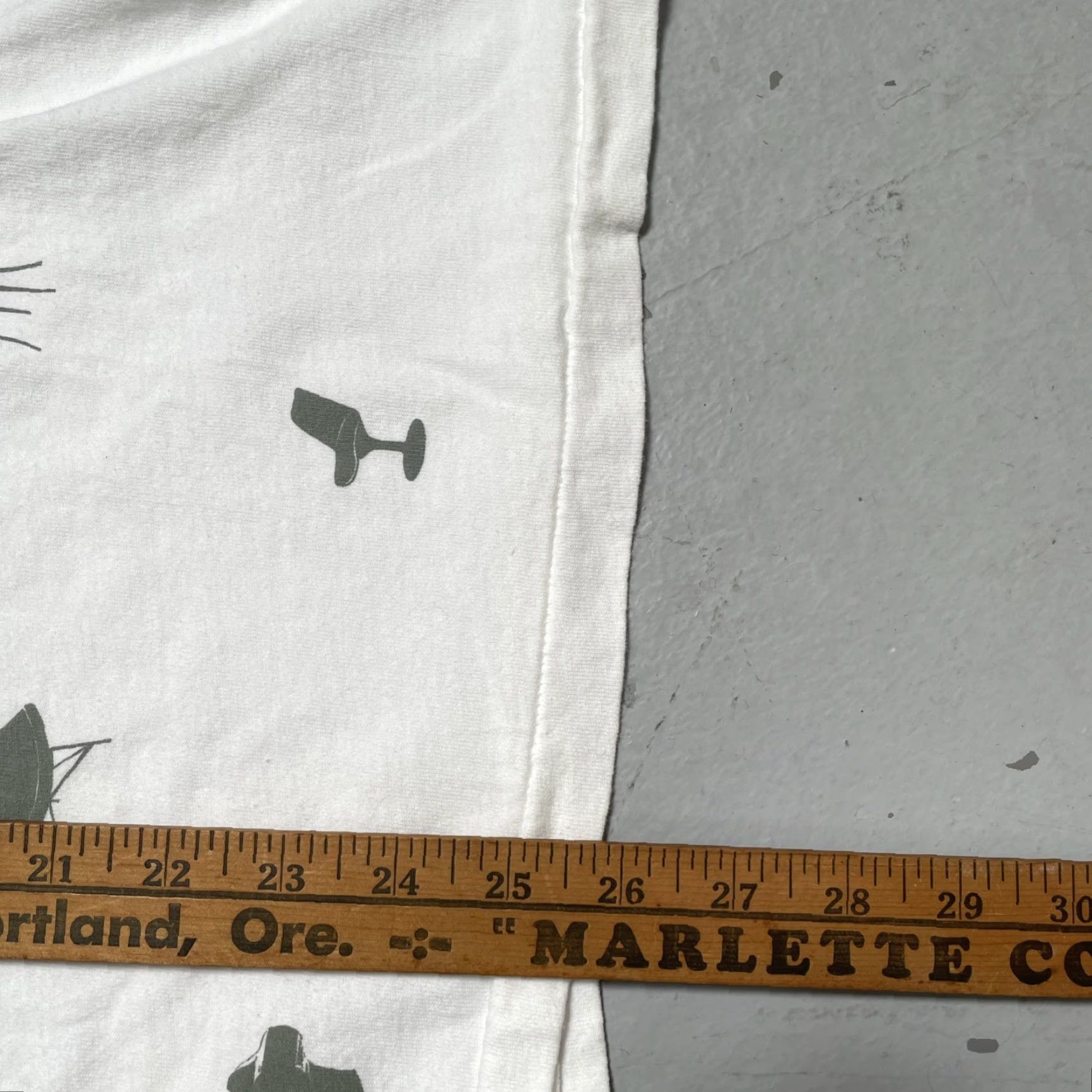 Hanes VINTAGE Hanes T-Shirt Shirt Unisex Adults L White Designer Art 90s 2000s Chair MCM Single Stitch Vintage Yes Mens Womens Boys Girls Size US L / EU 52-54 / 3 - 5 Thumbnail