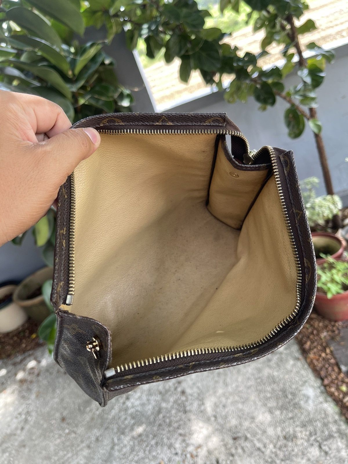 Louis Vuitton Authentic LOUIS VUITTON Mono Porce Toilette Bag Size ONE SIZE - 17 Thumbnail