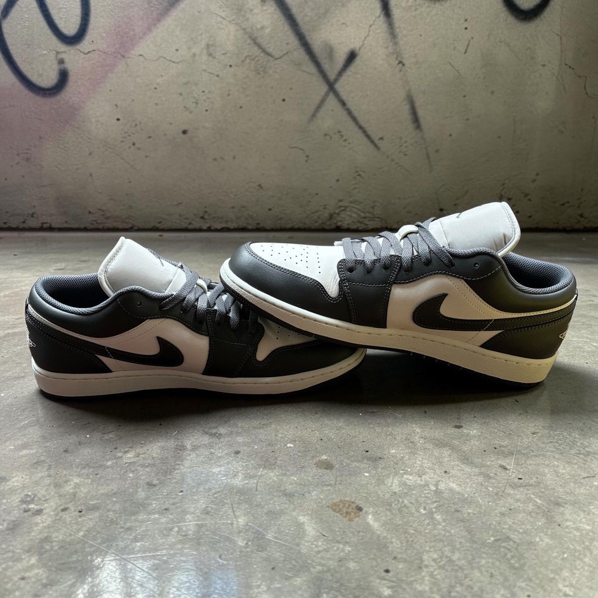 Nike Air Jordan 1 Low 'Light Smoke Grey' Size 13 Size US 13 / EU 46 - 2 Thumbnail