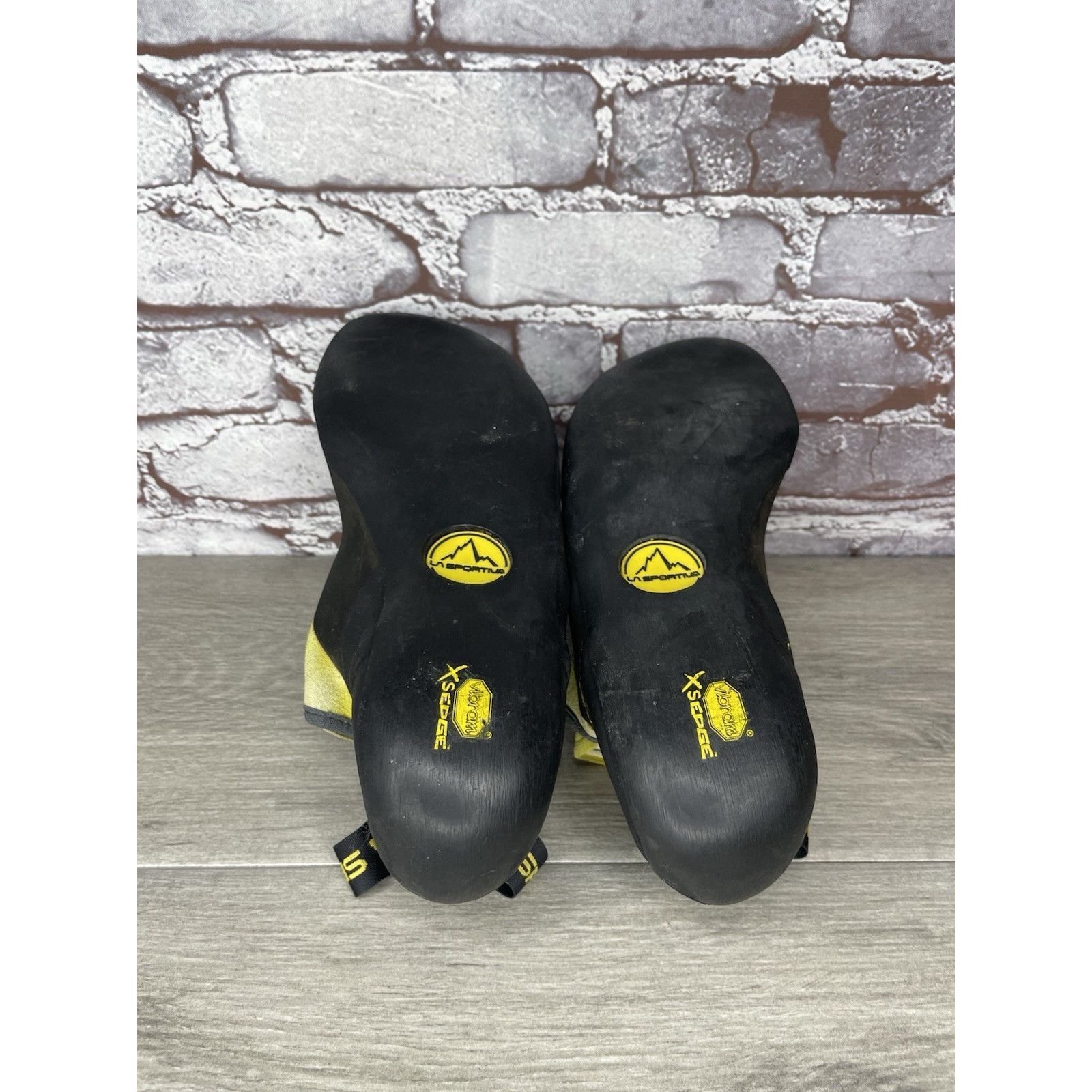 La Sportiva La Sportiva Vibram Miura Black Synthetic Yellow Climbing Sho Size US 10.5 / EU 43-44 - 12 Thumbnail