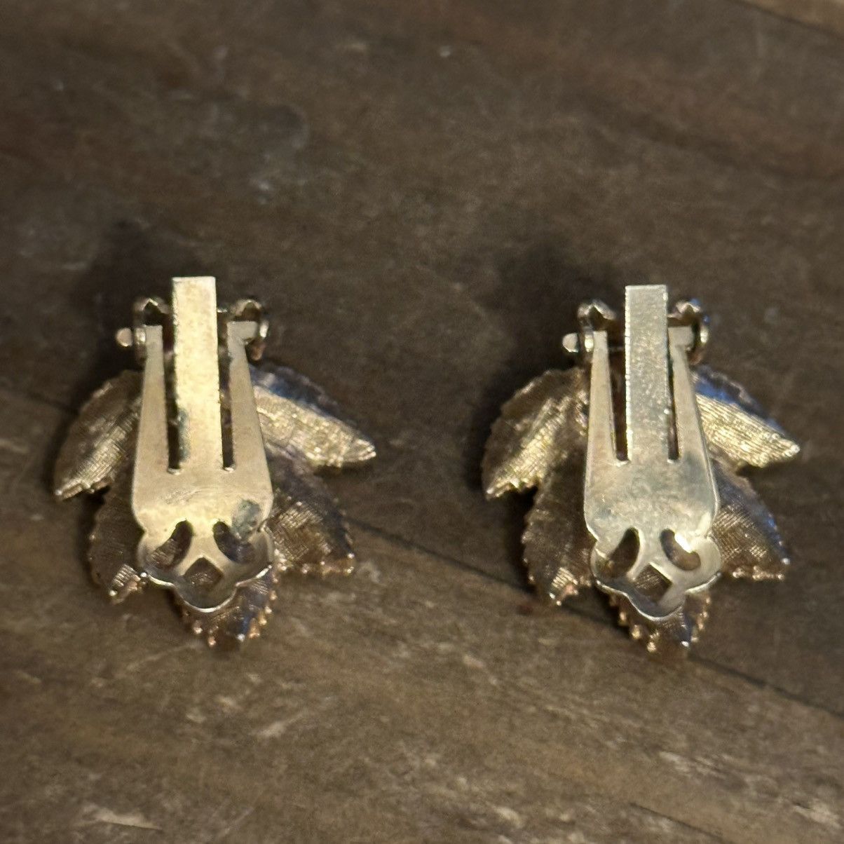Vintage Vintage textured golden leaves clip on earrings with pearl Size ONE SIZE - 4 Thumbnail