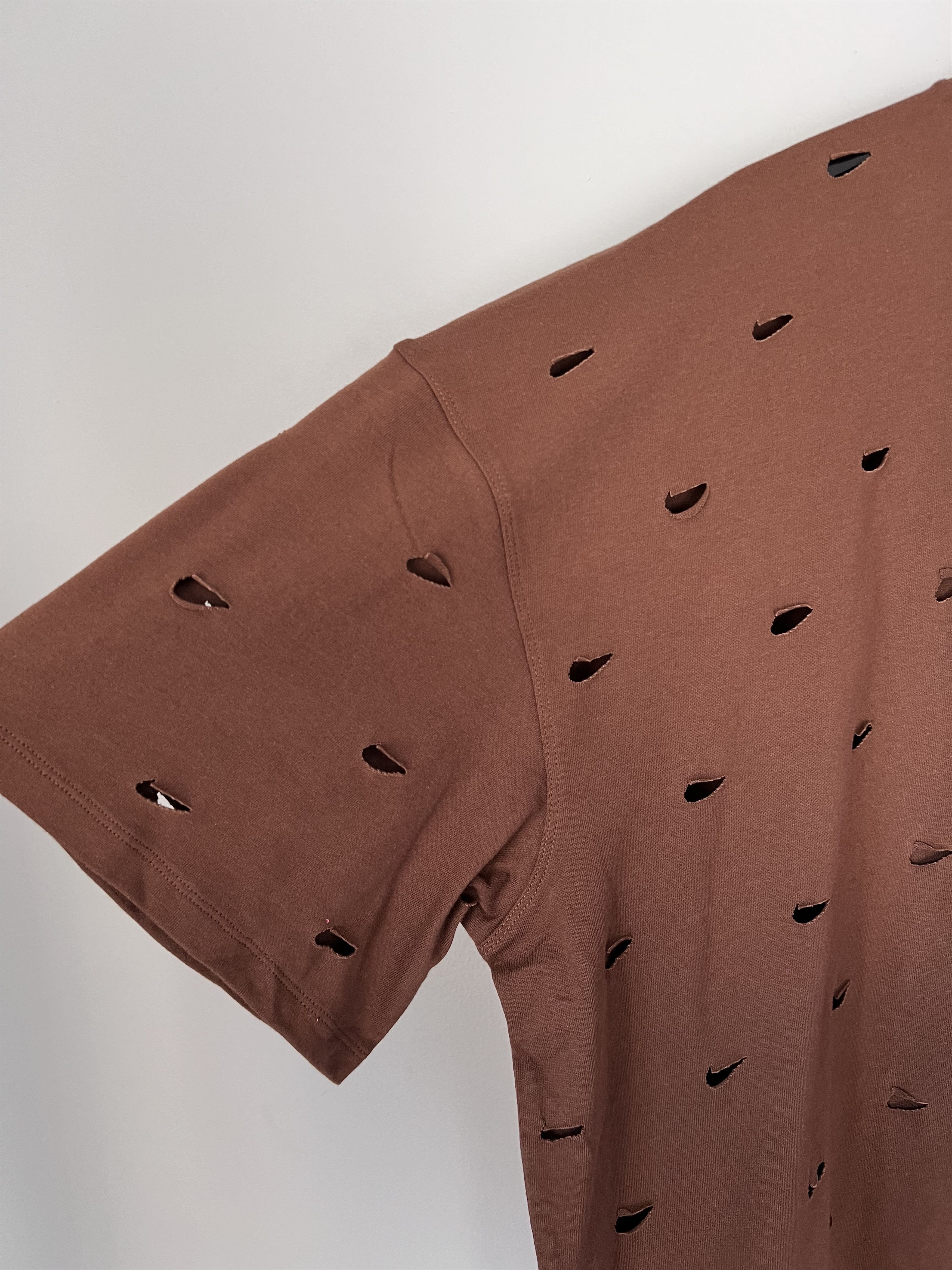 Jacquemus × Nike Jacquemus Nike Le Swoosh Tee in Brown Size US XL / EU 56 / 4 - 4 Thumbnail