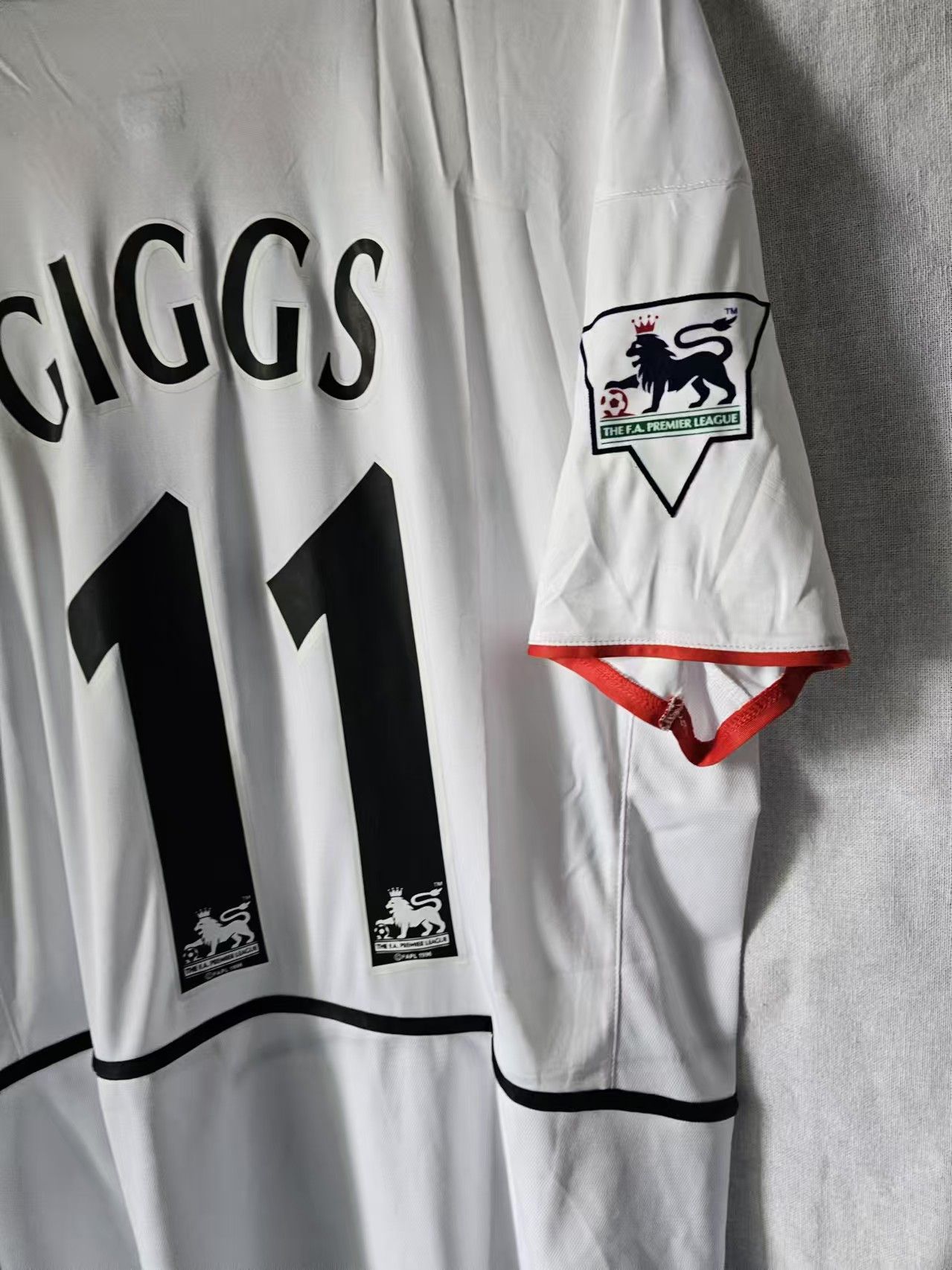 Other 2002 03 Man Utd 11 Ryan Giggs Jersey Away Size US M / EU 48-50 / 2 - 3 Thumbnail