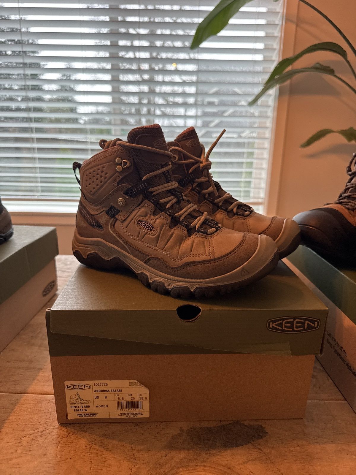 KEEN Revel iv mid polar women’s Size US 8 / IT 38 - 2 Thumbnail
