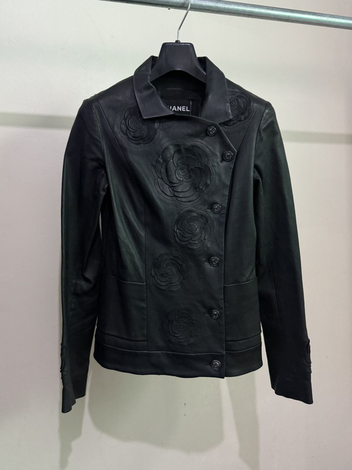 Chanel 13K Chanel 2010 Shanghai Collection Camellia Leather jacket Size XS / US 0-2 / IT 36-38 - 5 Thumbnail