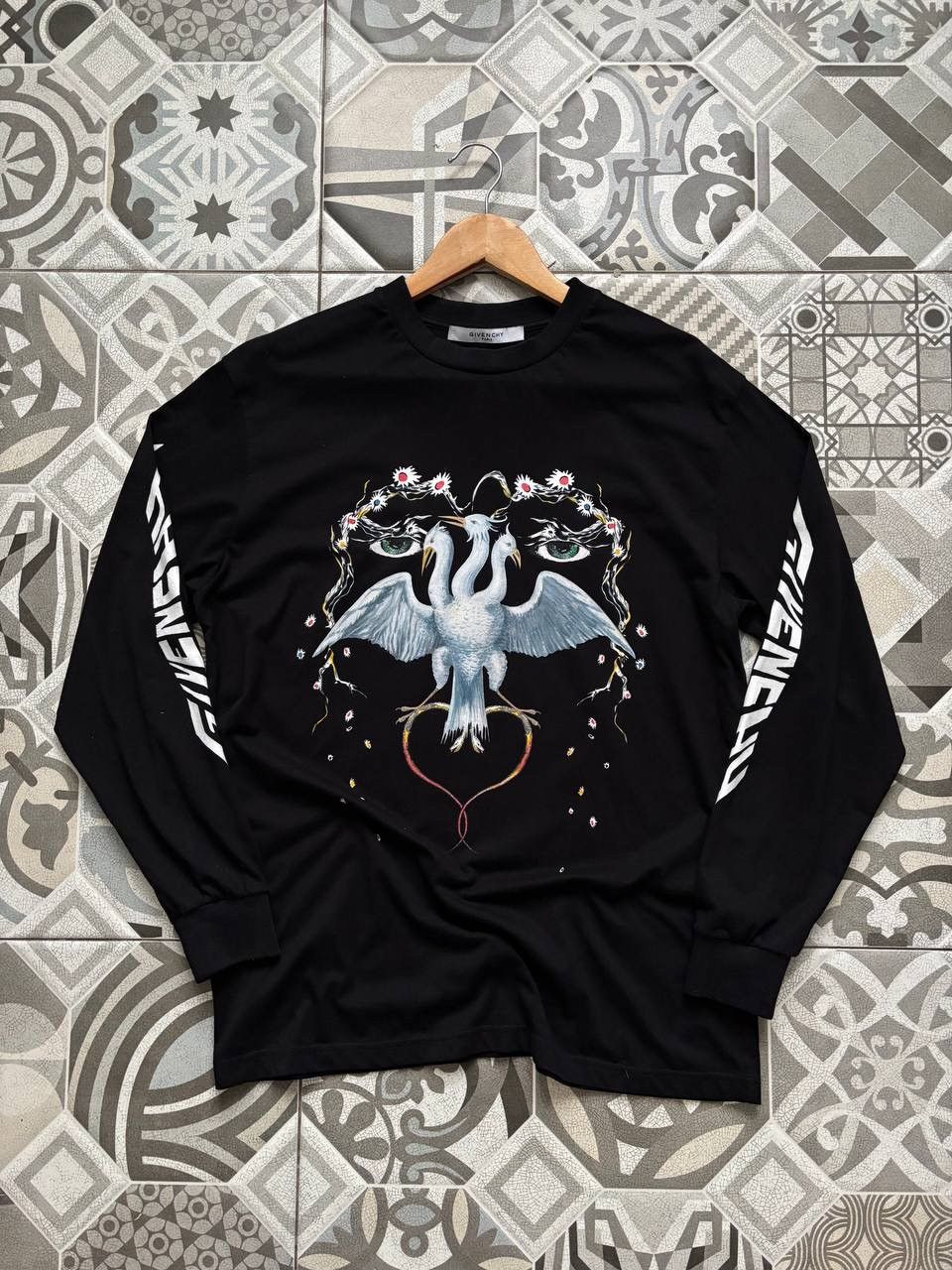 Givenchy Givenchy men’s long sleeve big logo Graphic Swan RRP~550$ Size US S / EU 44-46 / 1 - 11 Thumbnail