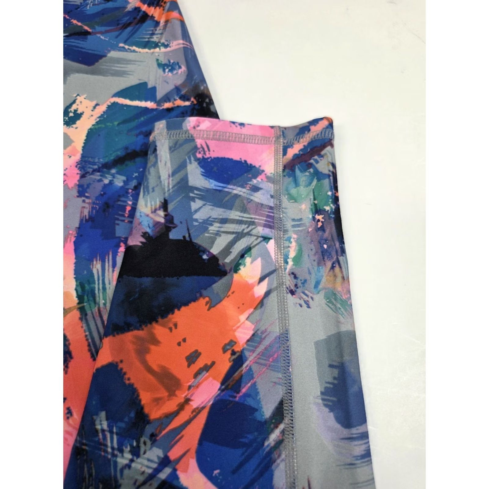 Fabletics Fabletics Lisette High Waisted Capri Leggings Womens L Multicolor Abstract 27in Inseam Capris Skinny Yoga Gym Running L/10-12 NWT Size 36" / US 14 / IT 50 - 7 Thumbnail
