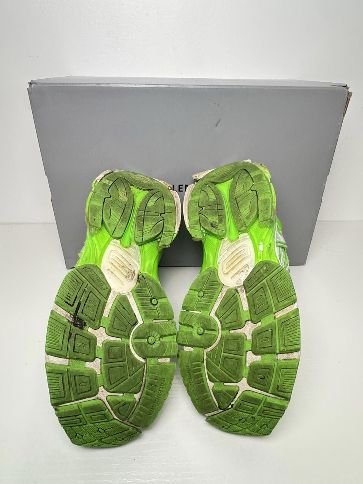 Balenciaga Balenciaga Runner Neon Green SZ 42/US 9 – Distressed Used Size US 9 / EU 42 - 7 Thumbnail