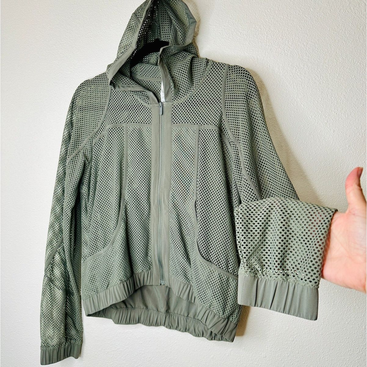 Lululemon Lululemon Sage Green Relaxed Mesh Hooded Front Zip Jacket 4 Size S / US 4 / IT 40 - 1 Thumbnail