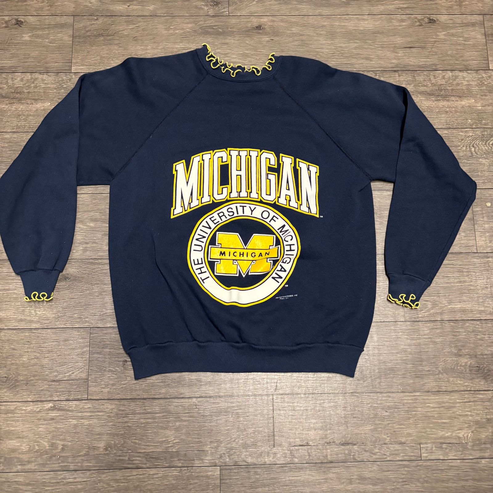Tultex × Vintage VTG University of Michigan Ruffle Crewneck Sweatshirt Sz L Size L / US 10 / IT 46 - 1 Thumbnail