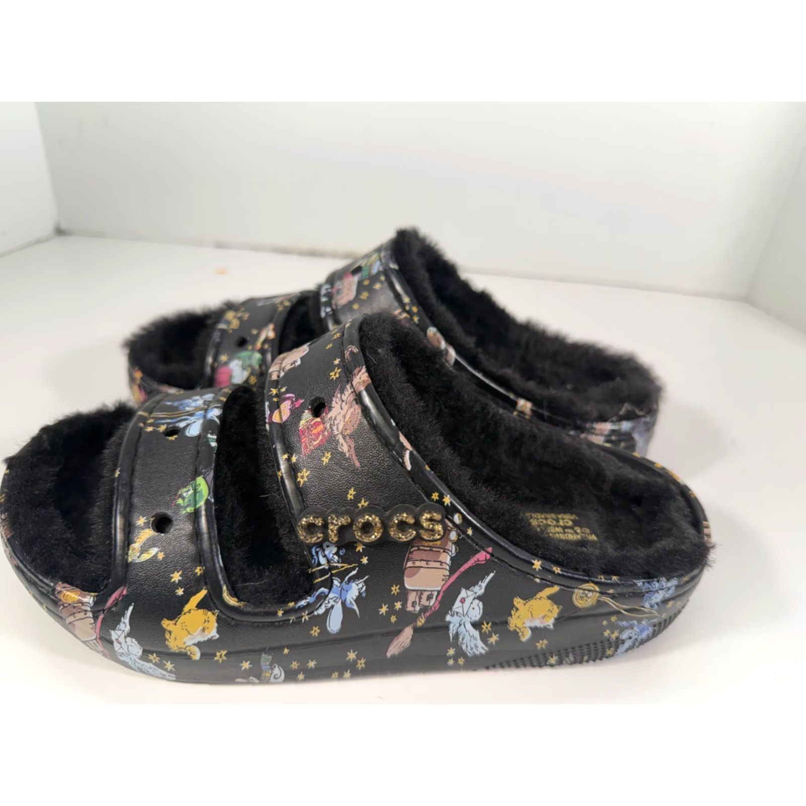 Crocs VINTAGE Crocs Vera Bradley Harry Potter Sandals Womens 6 Black Fur Lined Wizarding World Cozzzzy Classic Slides Mens? Womens Size US 6 / IT 36 - 4 Thumbnail