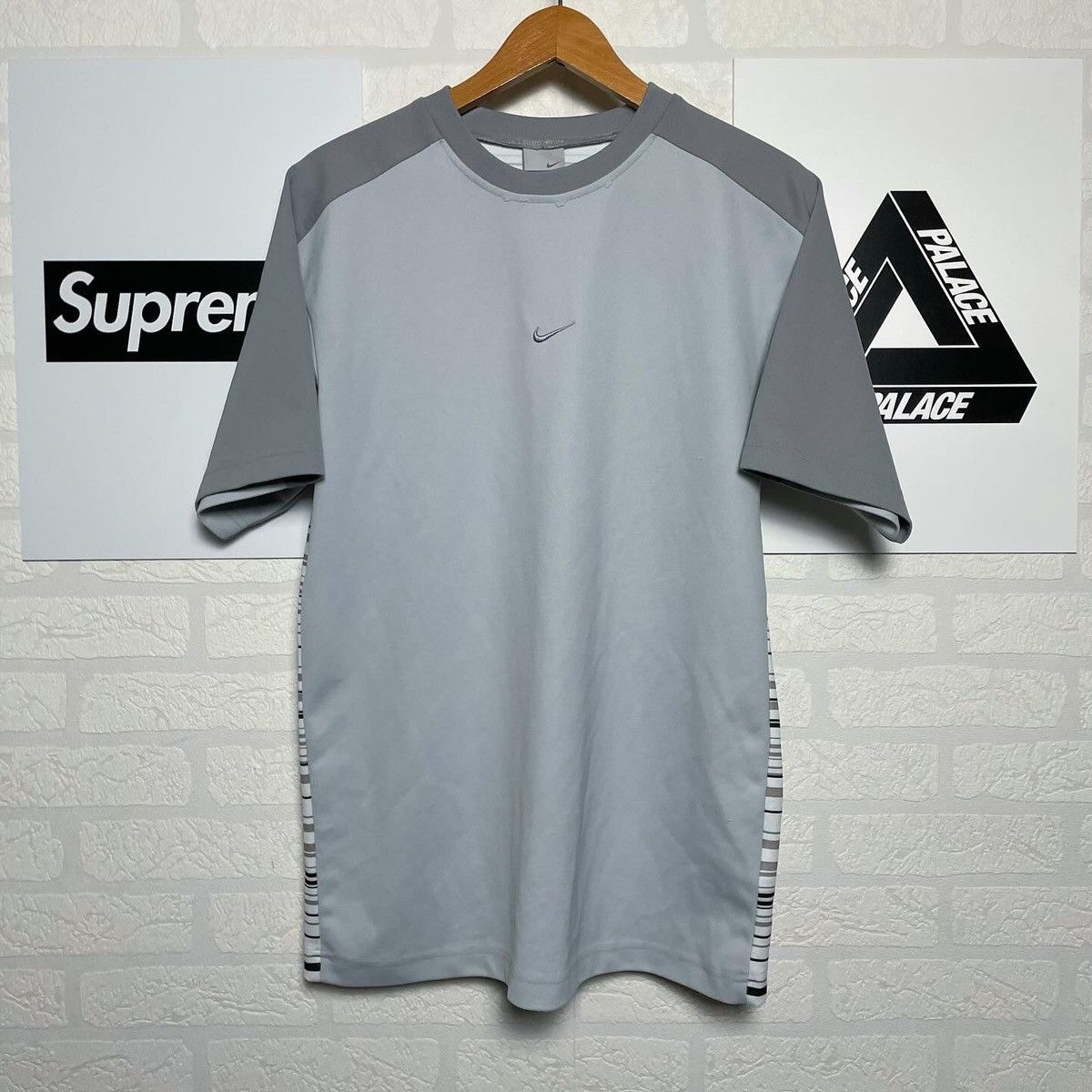 Nike × Vintage Vintage 90s Y2K Nike Center Swoosh MId Logo T Shirt Size US S / EU 44-46 / 1 - 1 Thumbnail