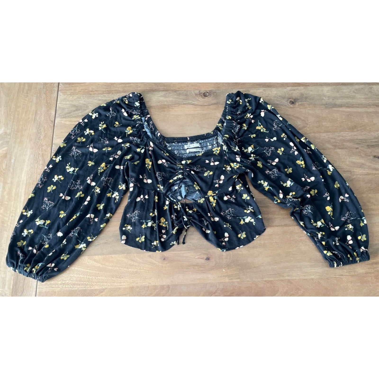 Urban Outfitters Urban Outfitters Crop Top Women’s Size Large Floral Print Balloon Sleeve Keyhole Blouse Shirt Size L / US 10 / IT 46 - 2 Thumbnail