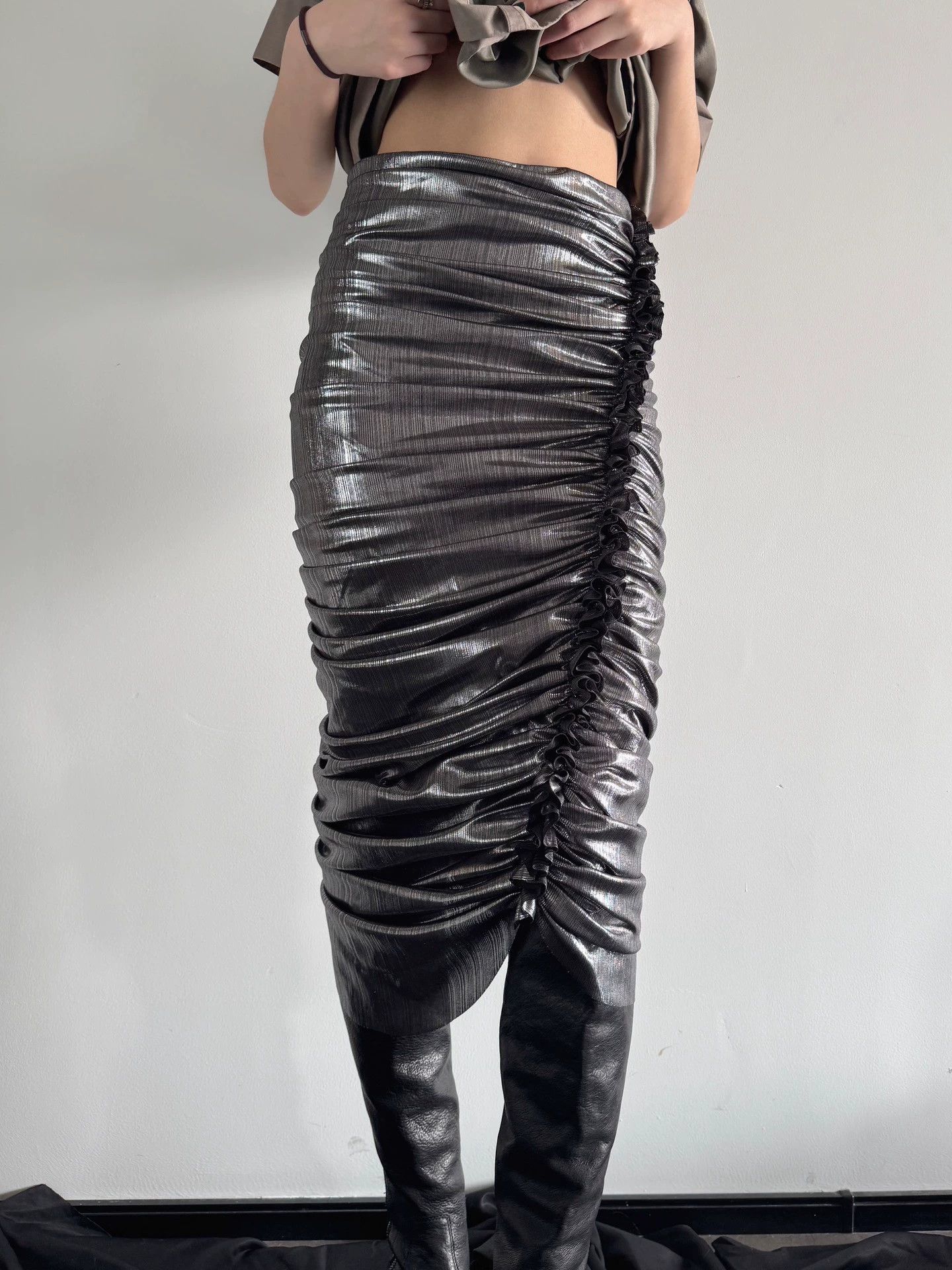 Vivienne Tam Vivienne Tam New w/ tags Size 40 Elastic Pleated Shiny Irregular Skirt Size 27" / US 4 / IT 40 - 7 Thumbnail