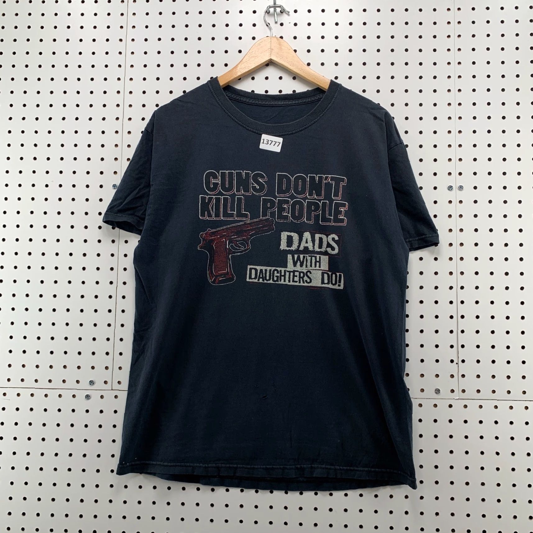 Vintage VINTAGE Unbranded Shirt Adult Black Short Sleeve Guns Dont Kill People Dads With Daughters Do M Crew Neck Graphic 2010s Dad Funny Mens Size US M / EU 48-50 / 2 - 4 Thumbnail